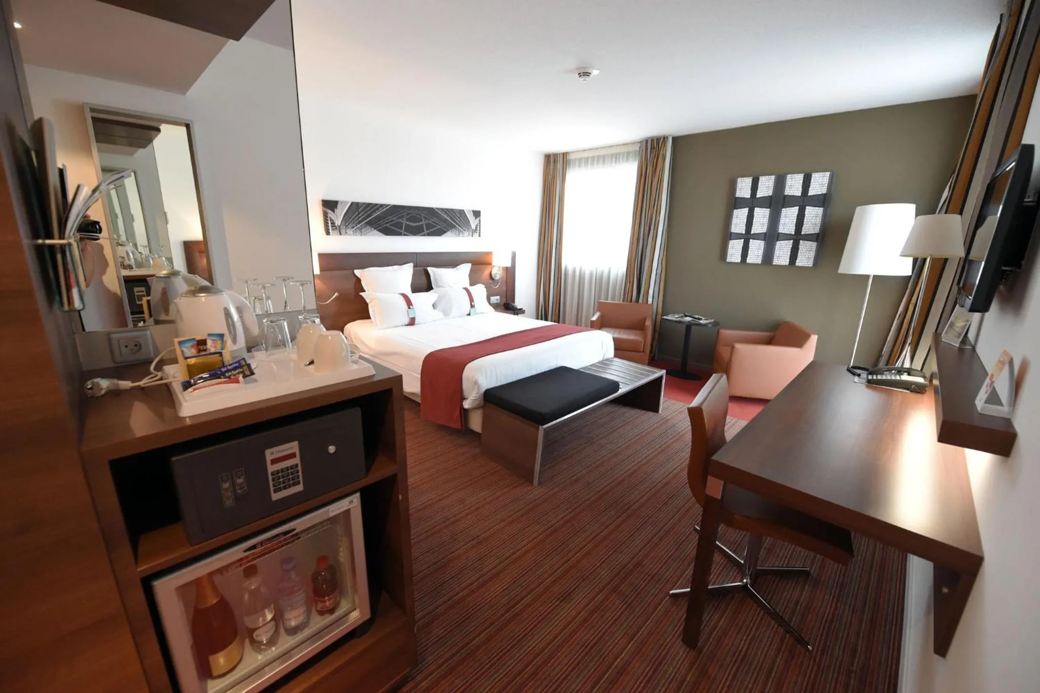 Photo of the whole room, Bed in Holiday Inn Mulhouse by IHG