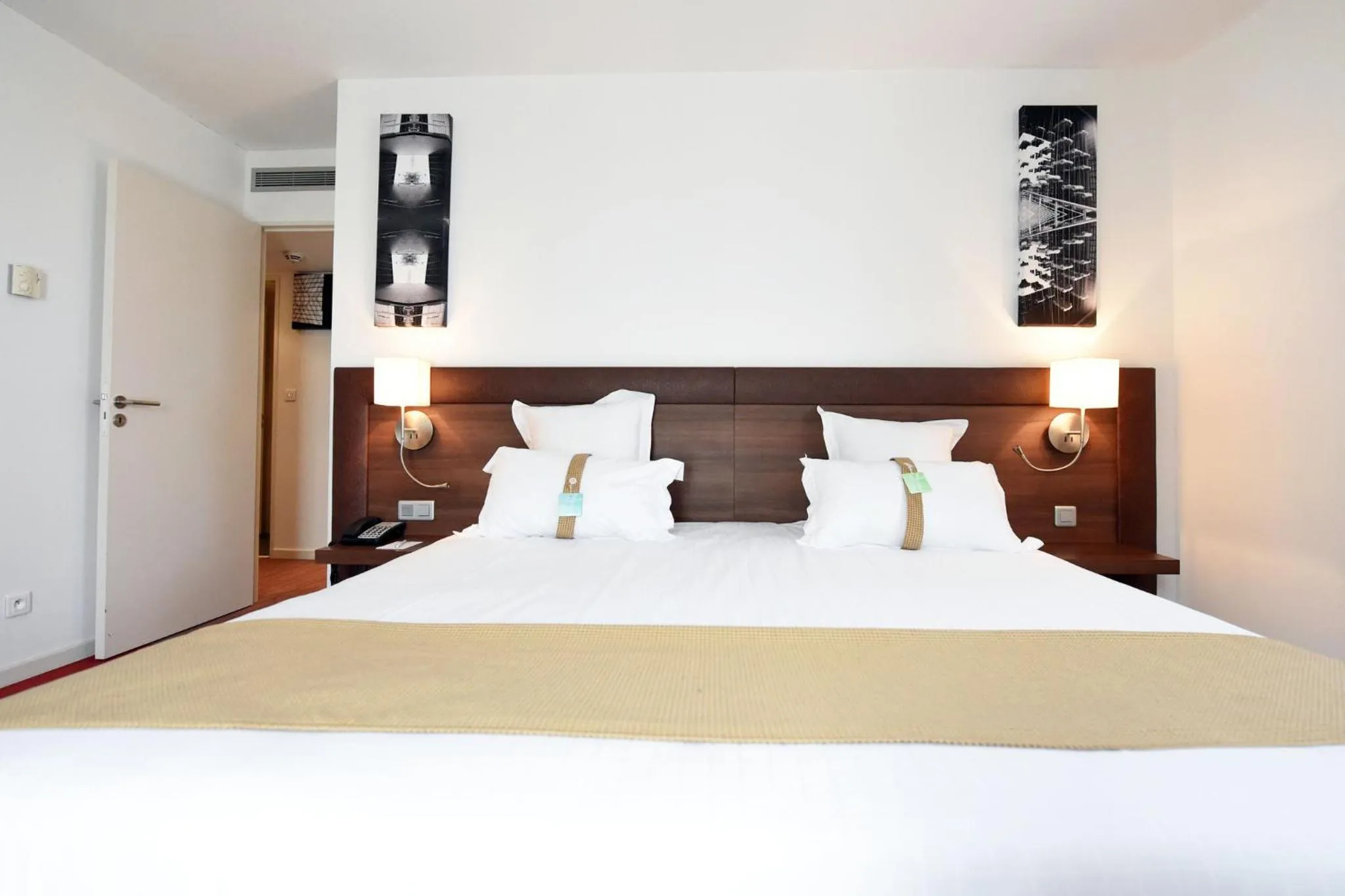 Photo of the whole room, Bed in Holiday Inn Mulhouse by IHG