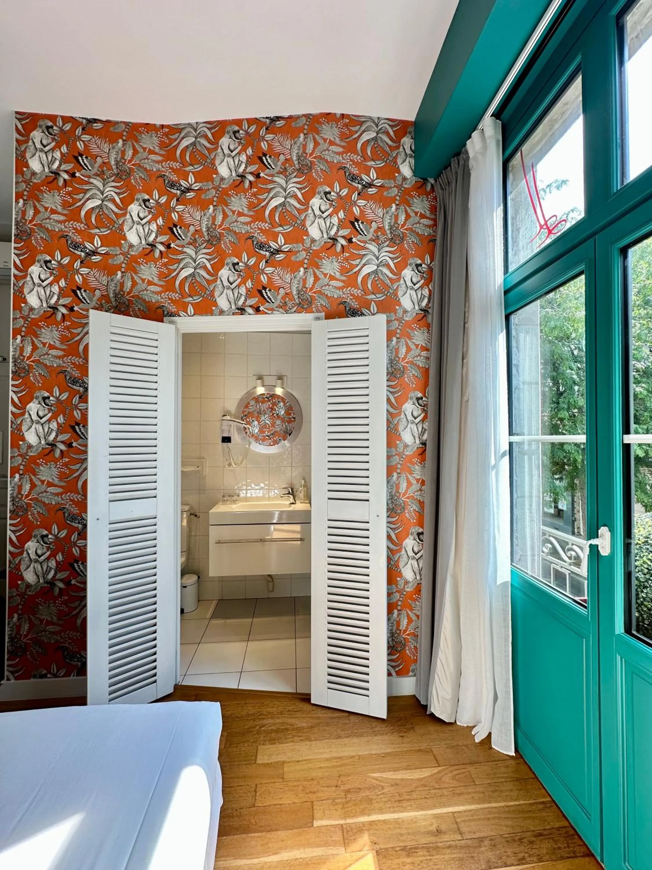 Bedroom, Bed in The Originals Boutique, Hôtel Le Londres, Saumur
