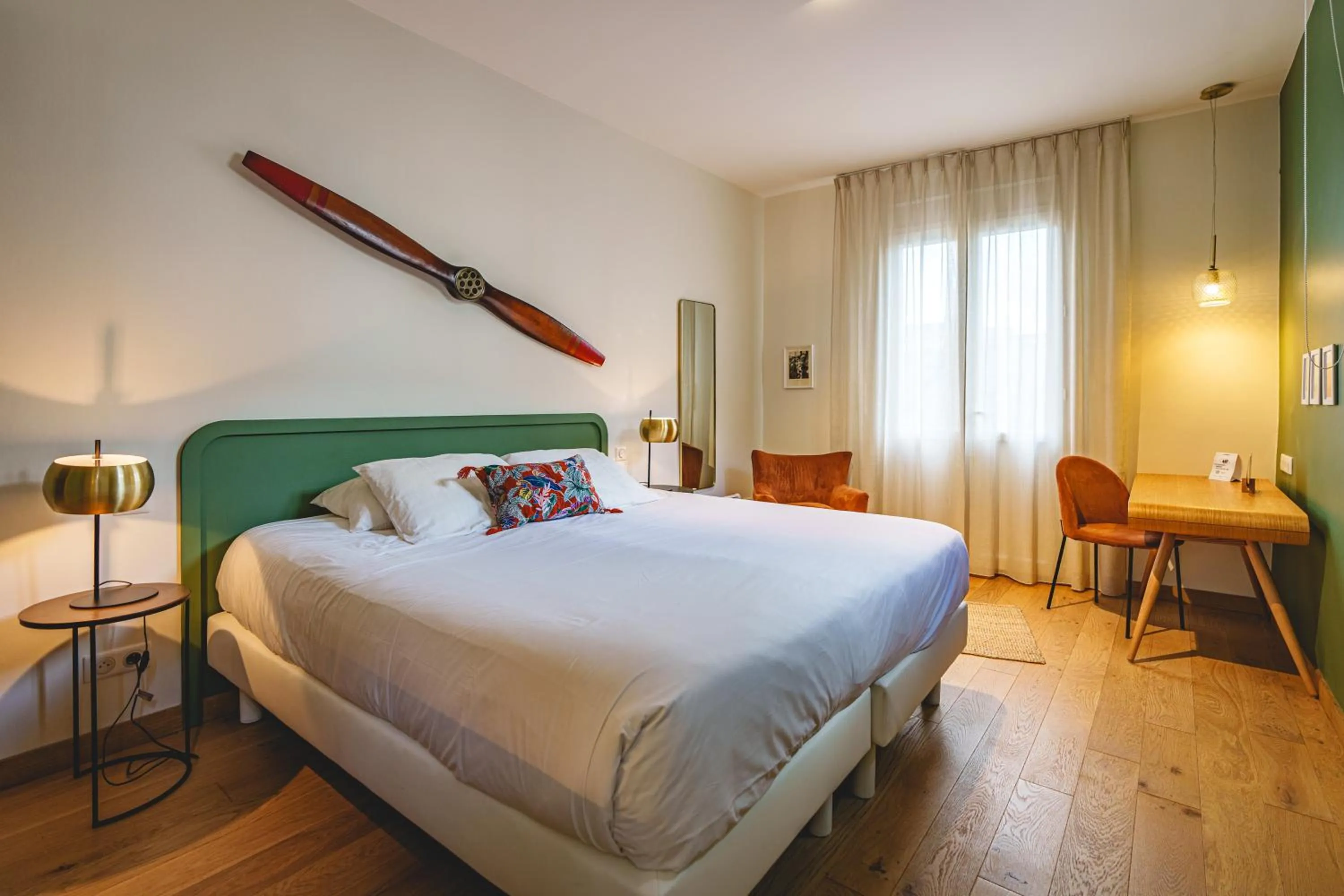 Photo of the whole room, Bed in The Originals Boutique, Hôtel Le Londres, Saumur