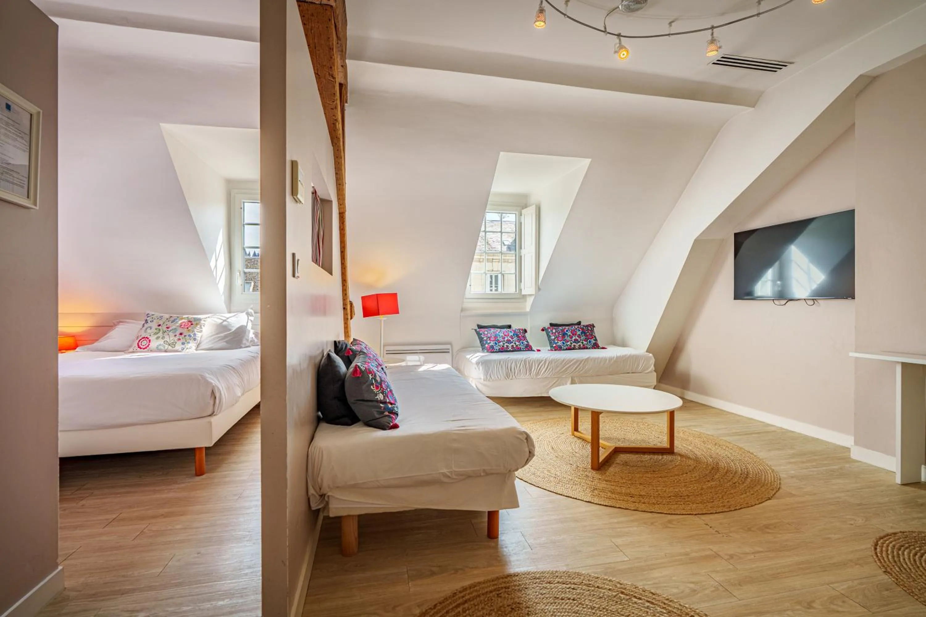 Living room, Bed in The Originals Boutique, Hôtel Le Londres, Saumur