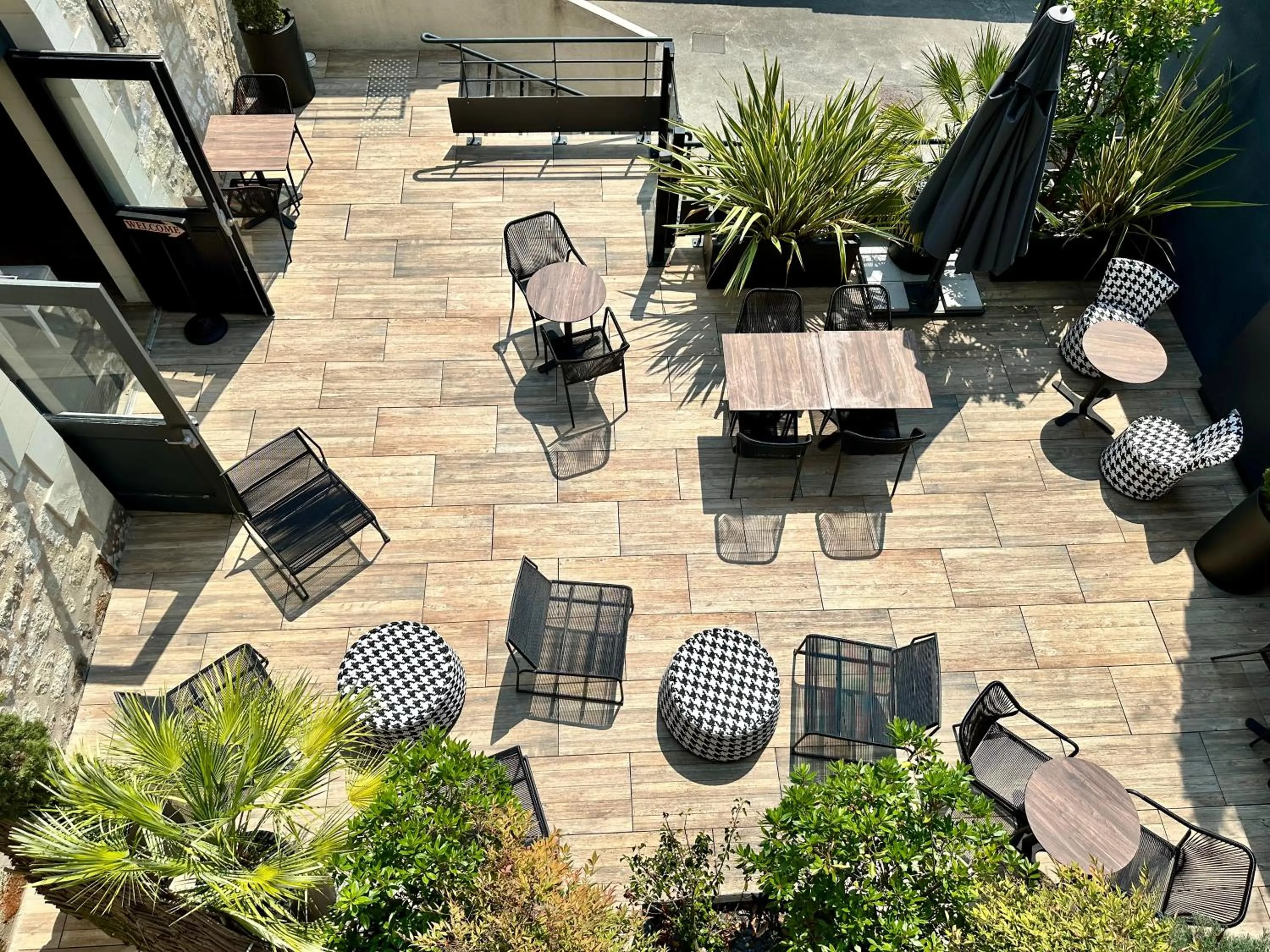 Patio in The Originals Boutique, Hôtel Le Londres, Saumur