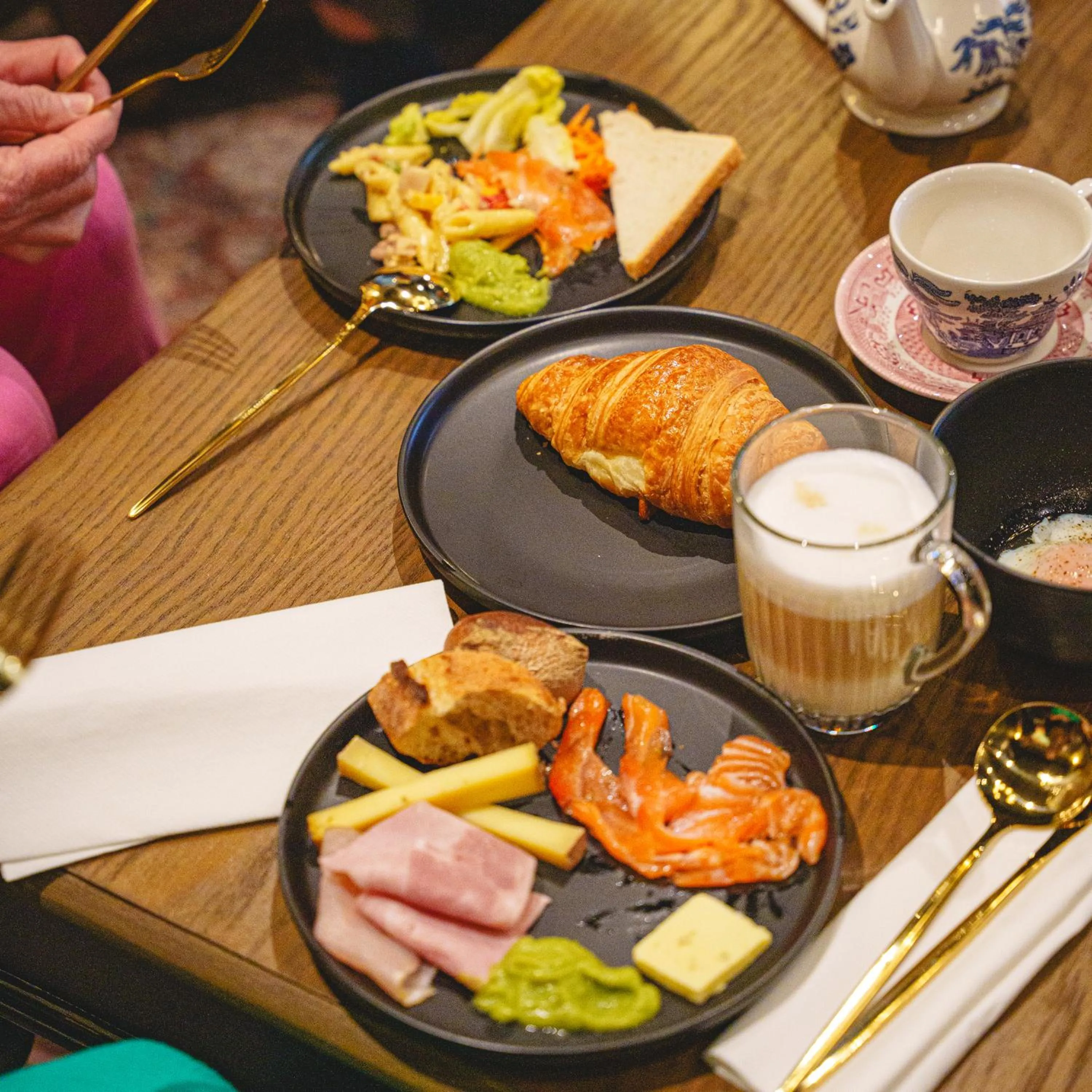 English/Irish breakfast in The Originals Boutique, Hôtel Le Londres, Saumur