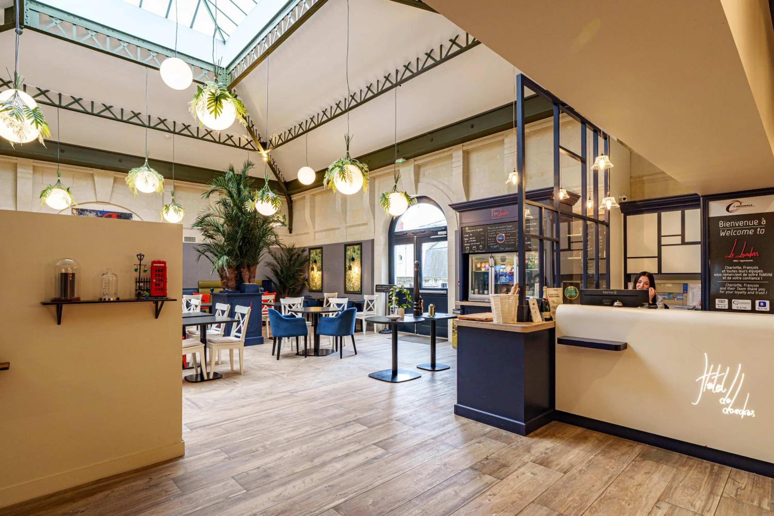 Lobby or reception in The Originals Boutique, Hôtel Le Londres, Saumur