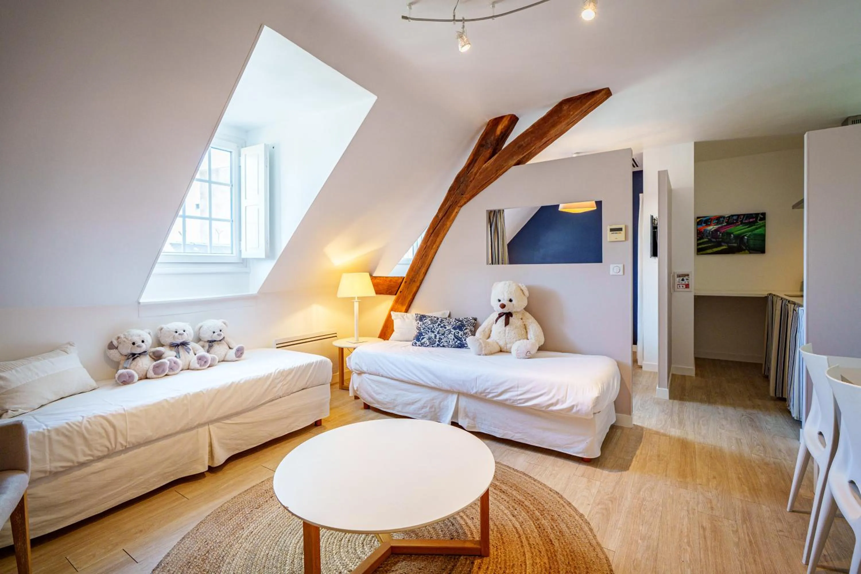 Living room, Bed in The Originals Boutique, Hôtel Le Londres, Saumur