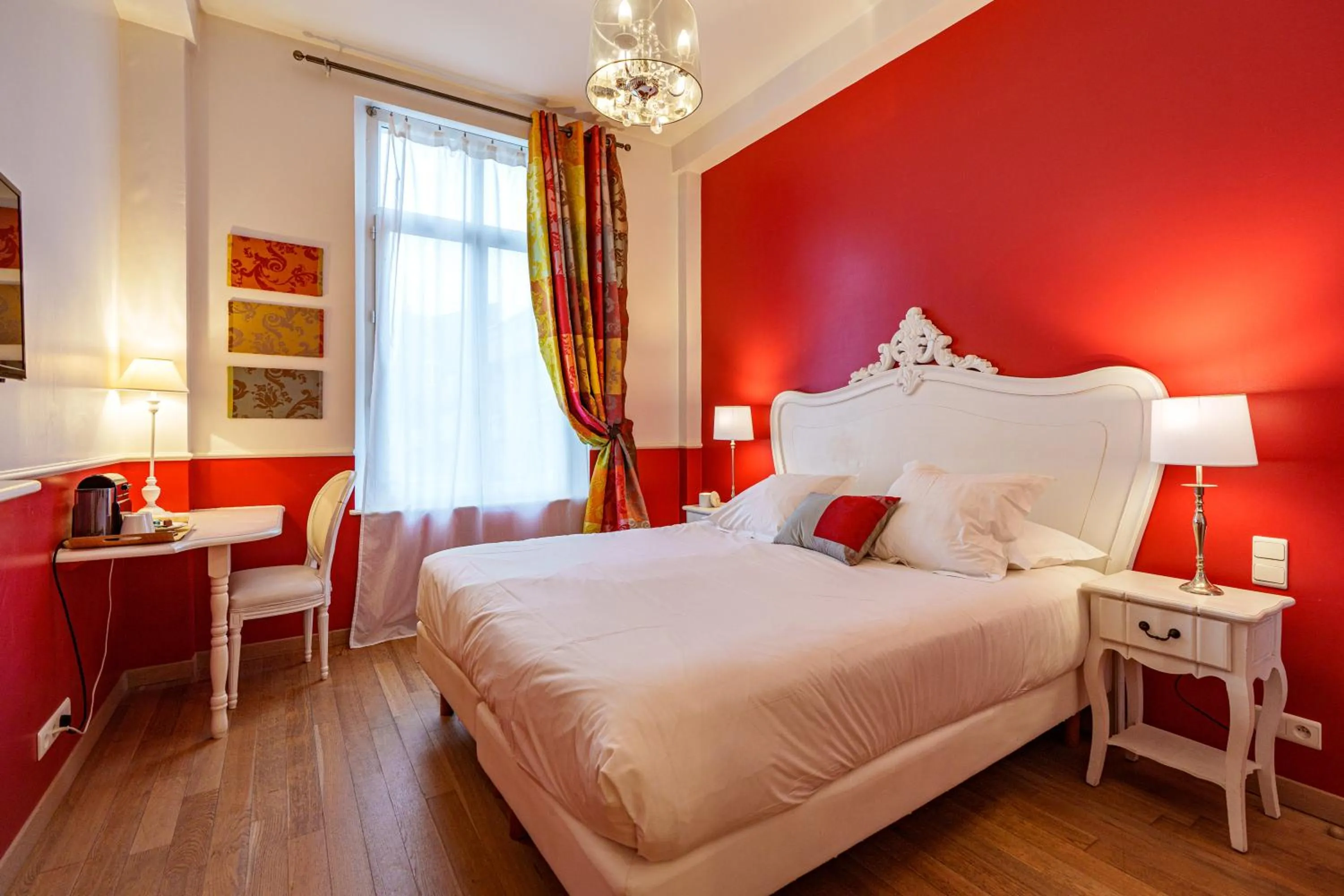 Photo of the whole room, Bed in The Originals Boutique, Hôtel Le Londres, Saumur