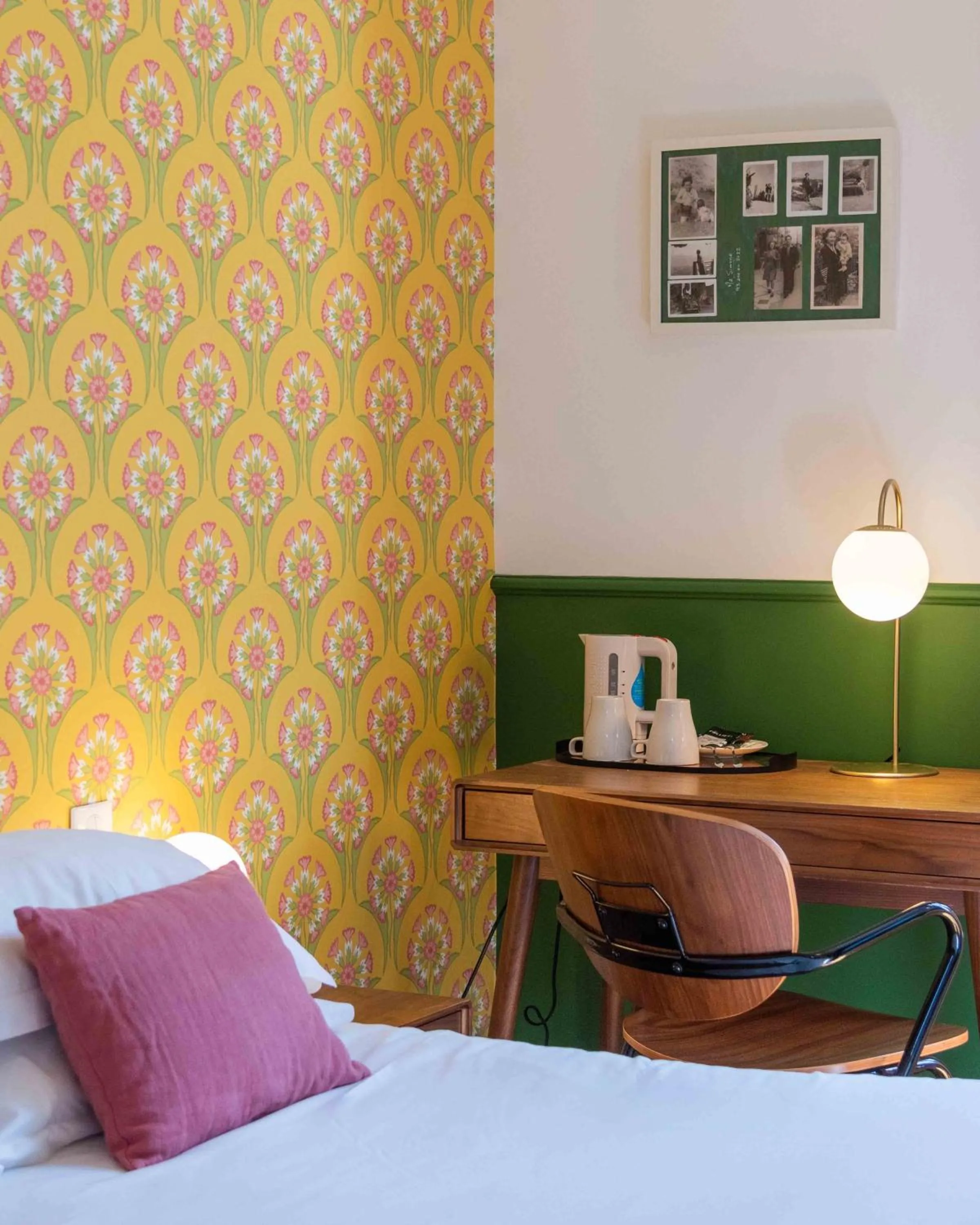 Bedroom, Bed in The Originals Boutique, Hôtel Le Londres, Saumur