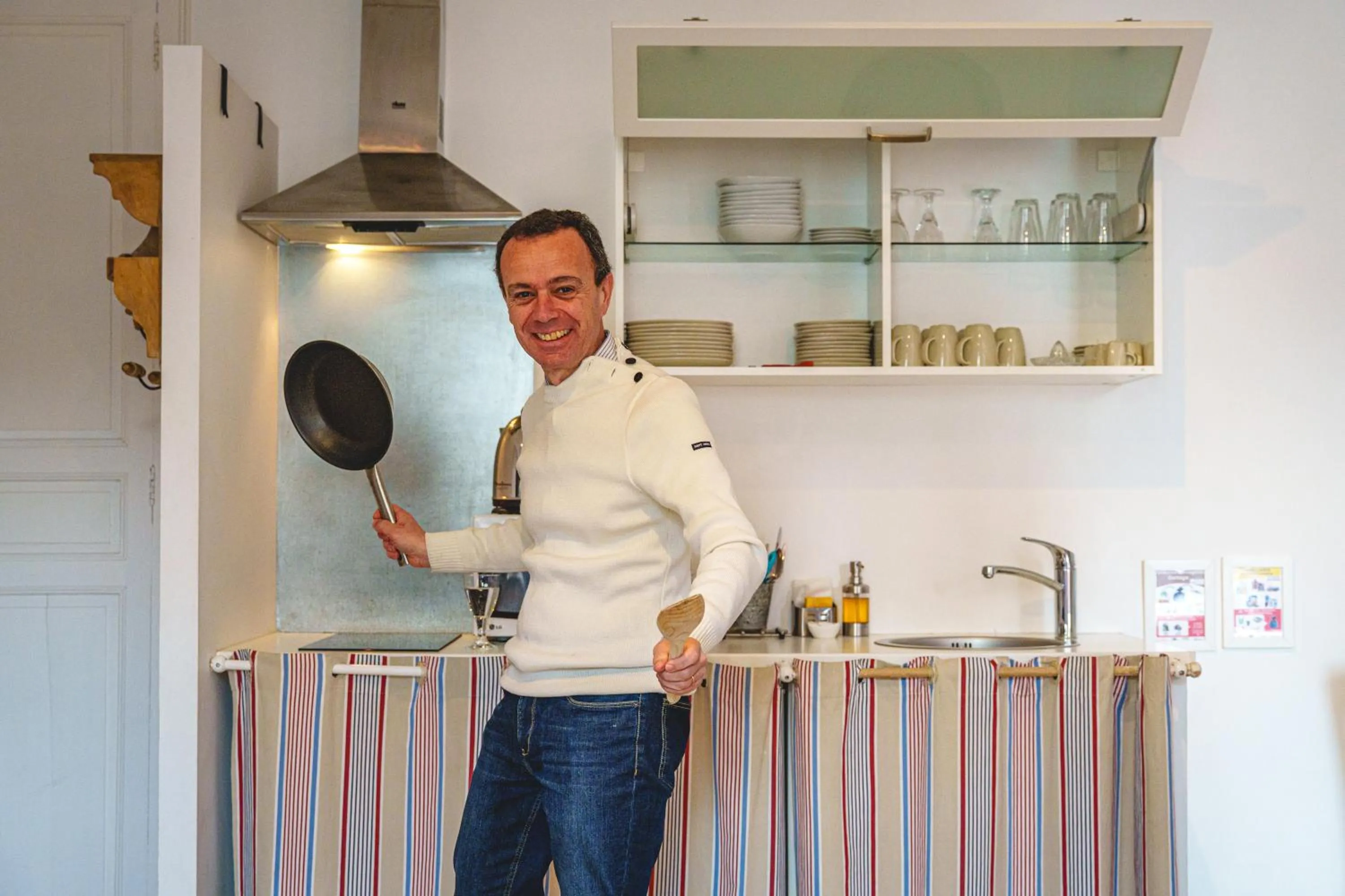 Kitchen or kitchenette in The Originals Boutique, Hôtel Le Londres, Saumur