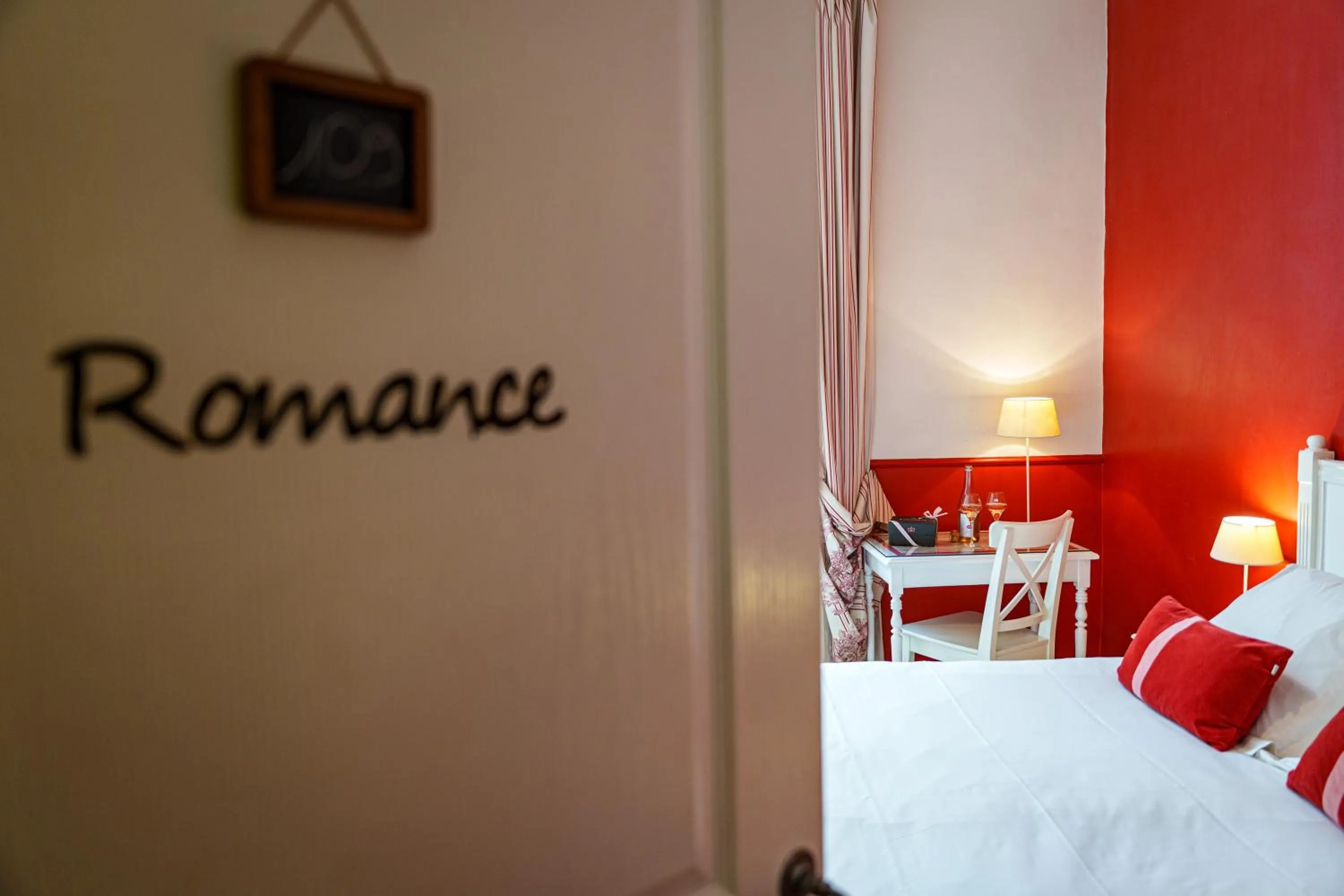 Bedroom, Bed in The Originals Boutique, Hôtel Le Londres, Saumur