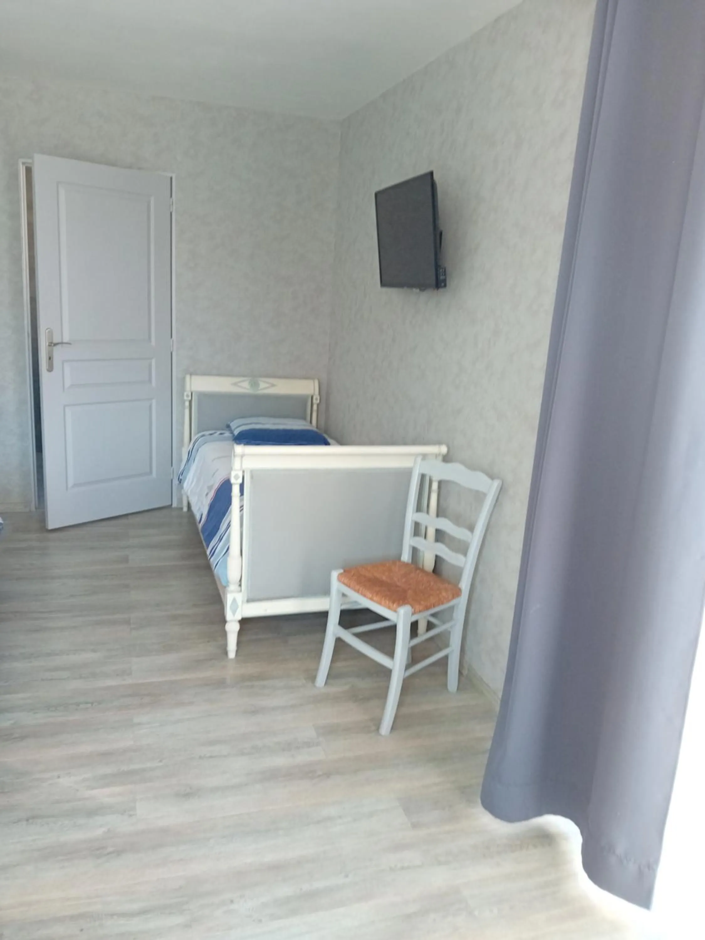 Photo of the whole room, Bed in la pêcherie bord de mer