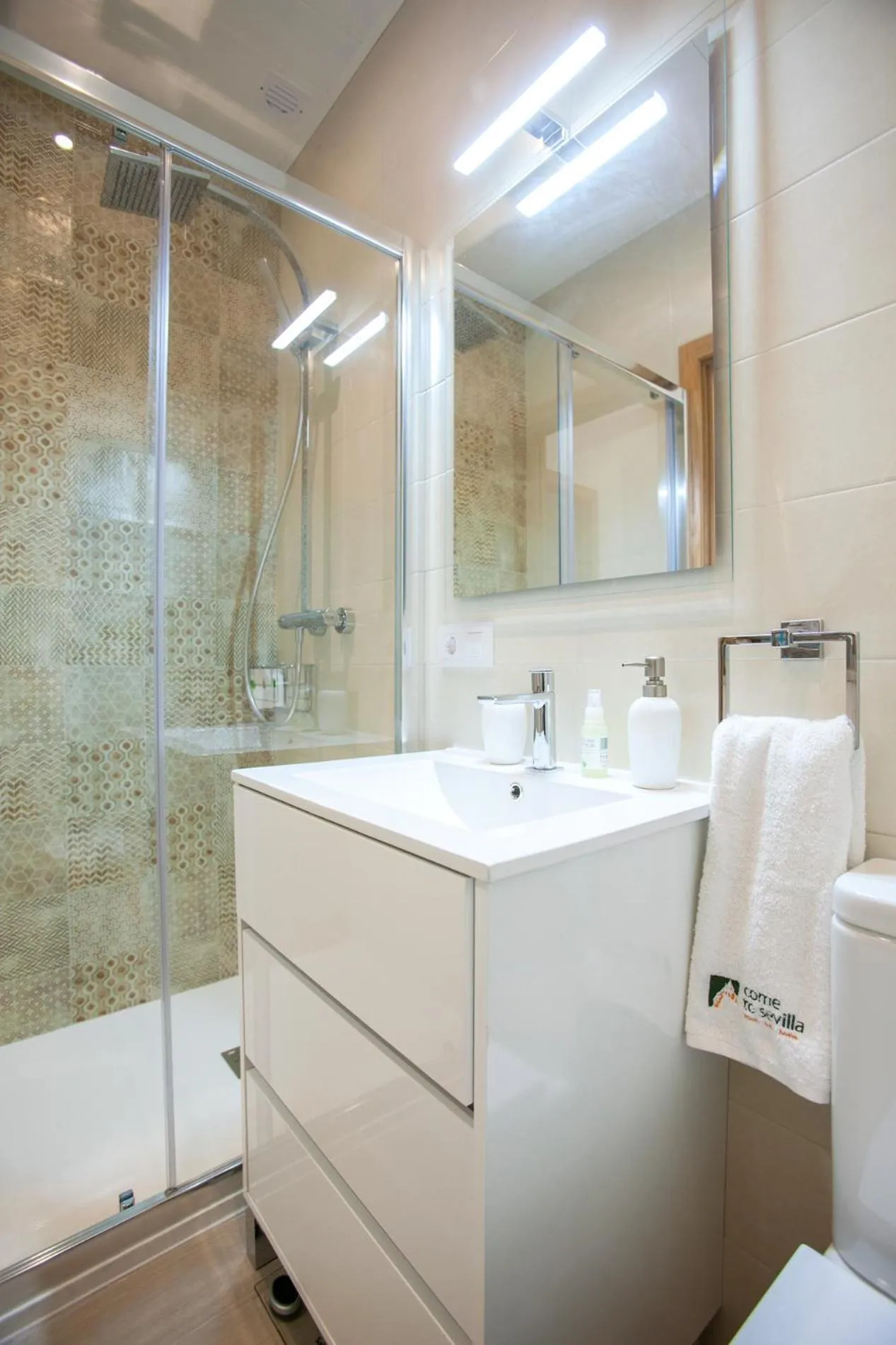 Bathroom in Hostly Mariana