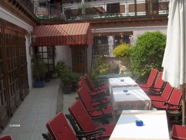 Restaurant/places to eat in Chateau La Tour Du Roy