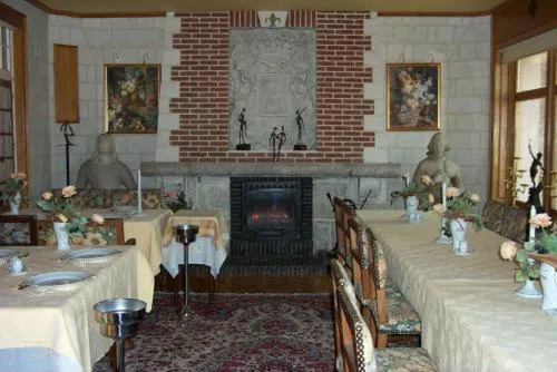 Restaurant/places to eat in Chateau La Tour Du Roy