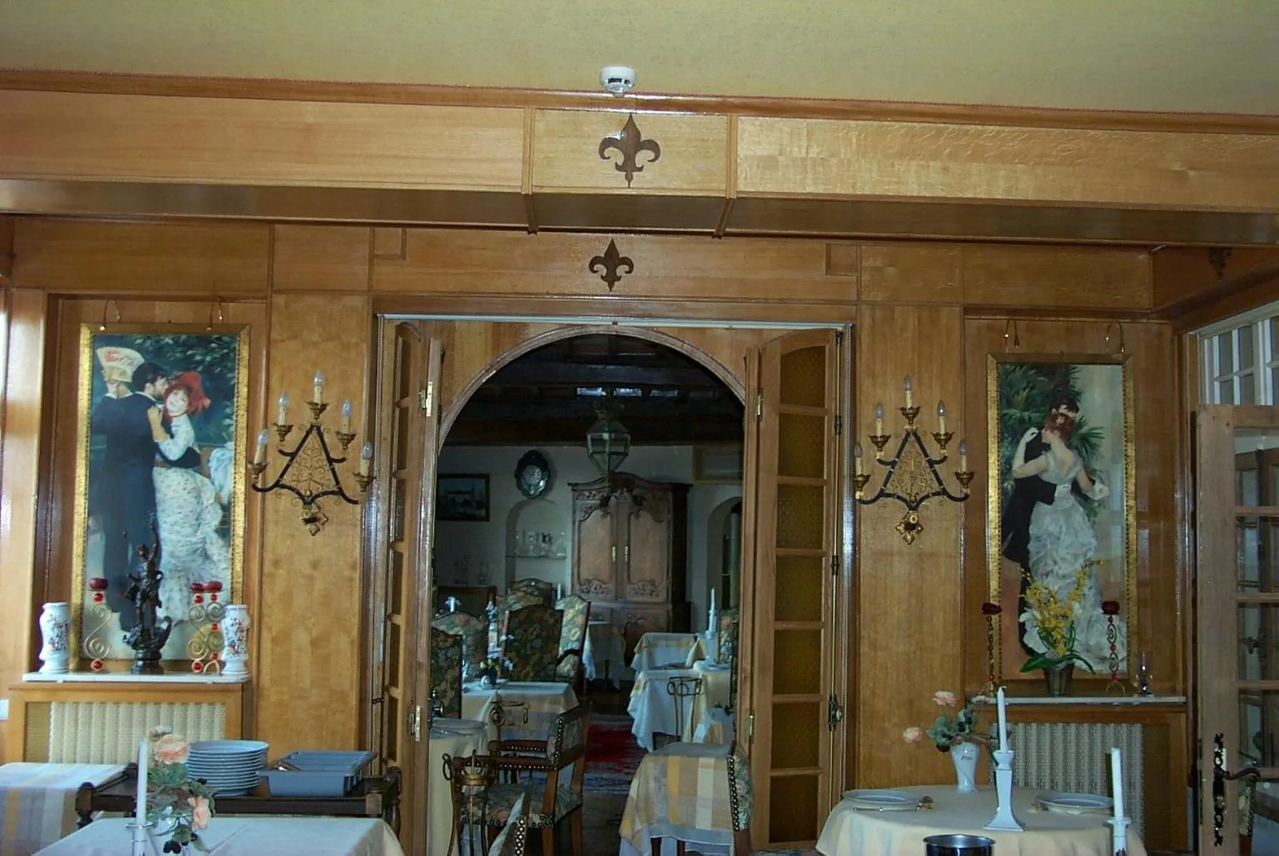 Restaurant/places to eat in Chateau La Tour Du Roy