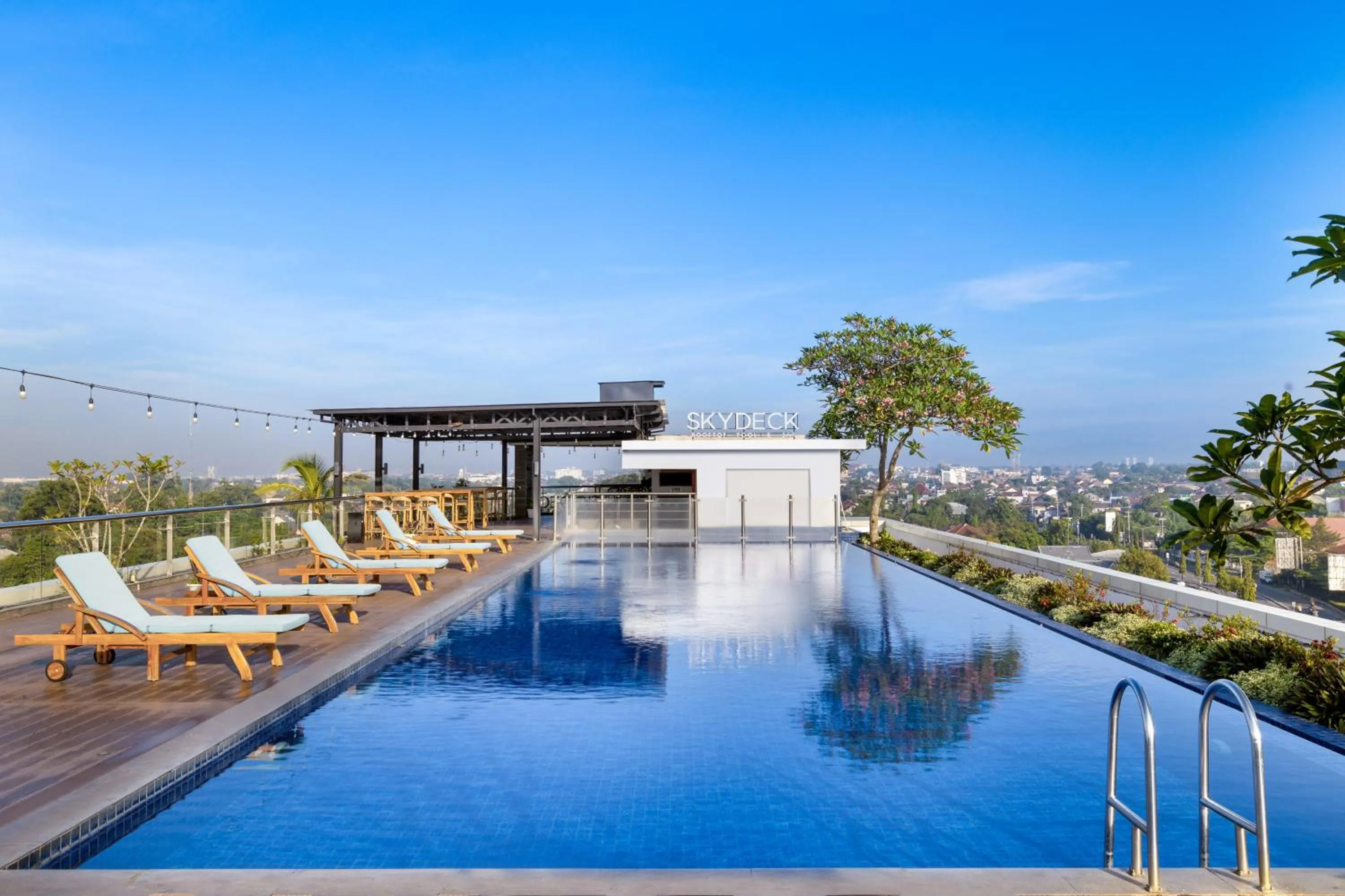 Swimming pool in INNSiDE by Meliá Yogyakarta