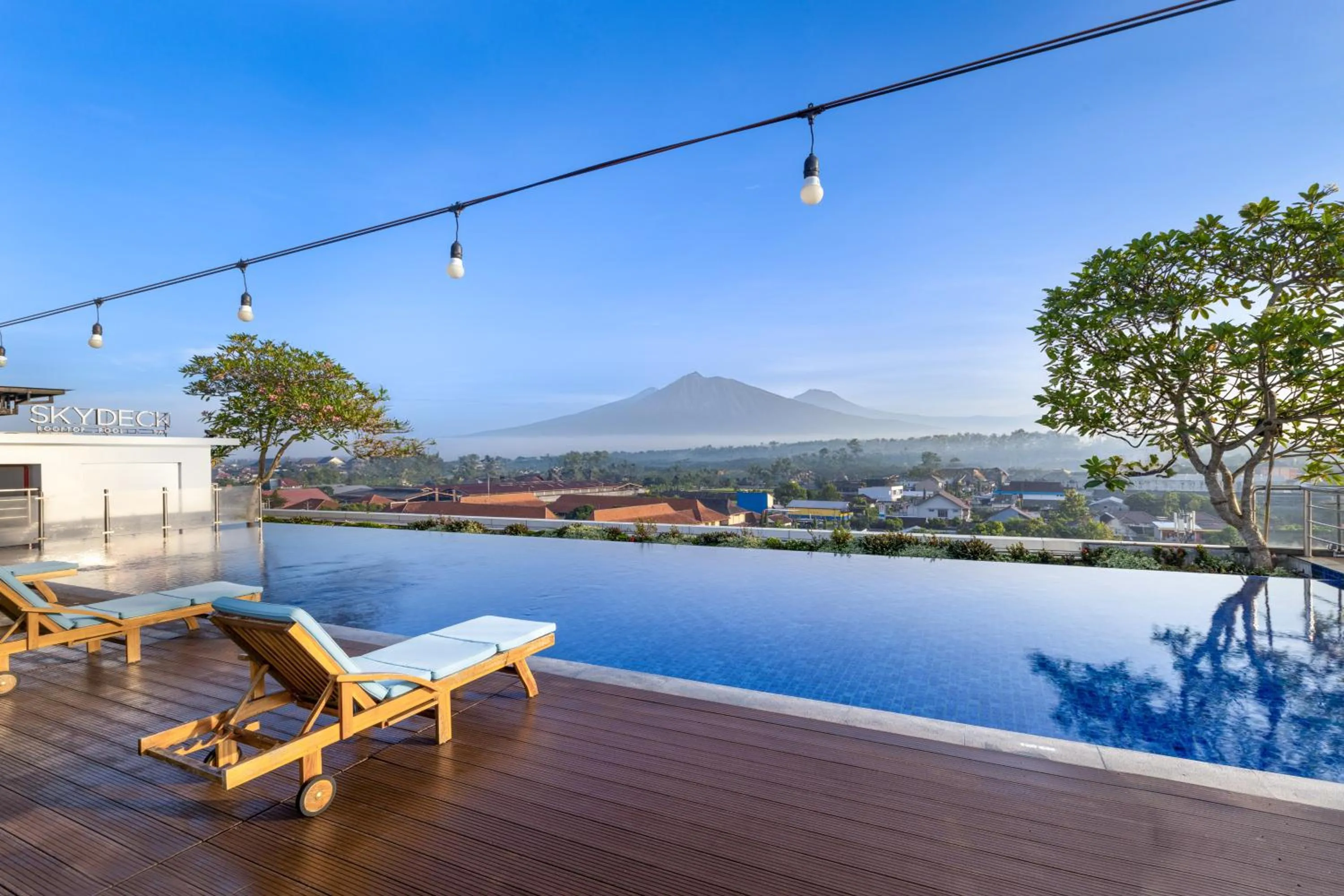 Swimming pool in INNSiDE by Meliá Yogyakarta