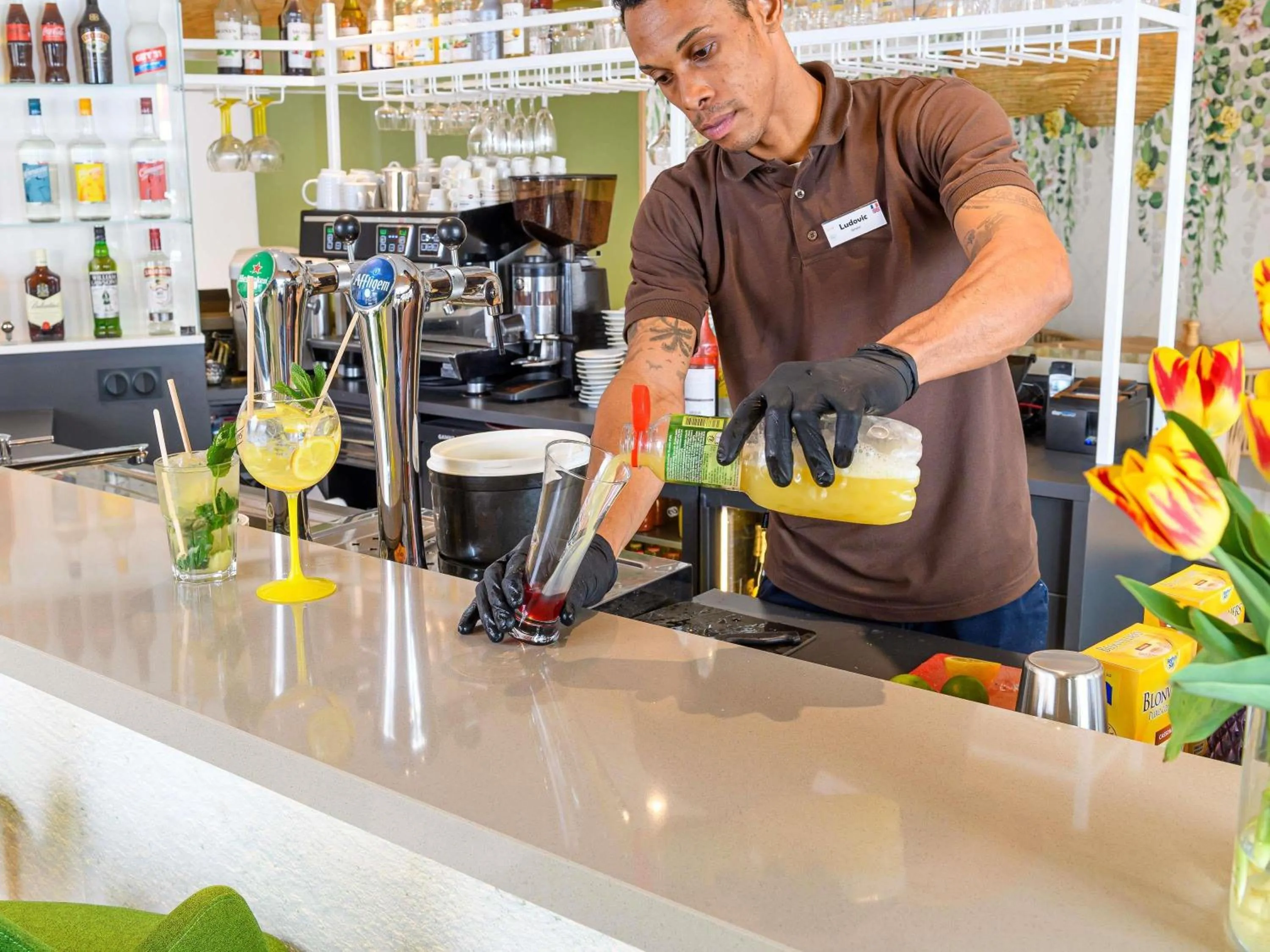 Lounge or bar in ibis Styles Tours Centre