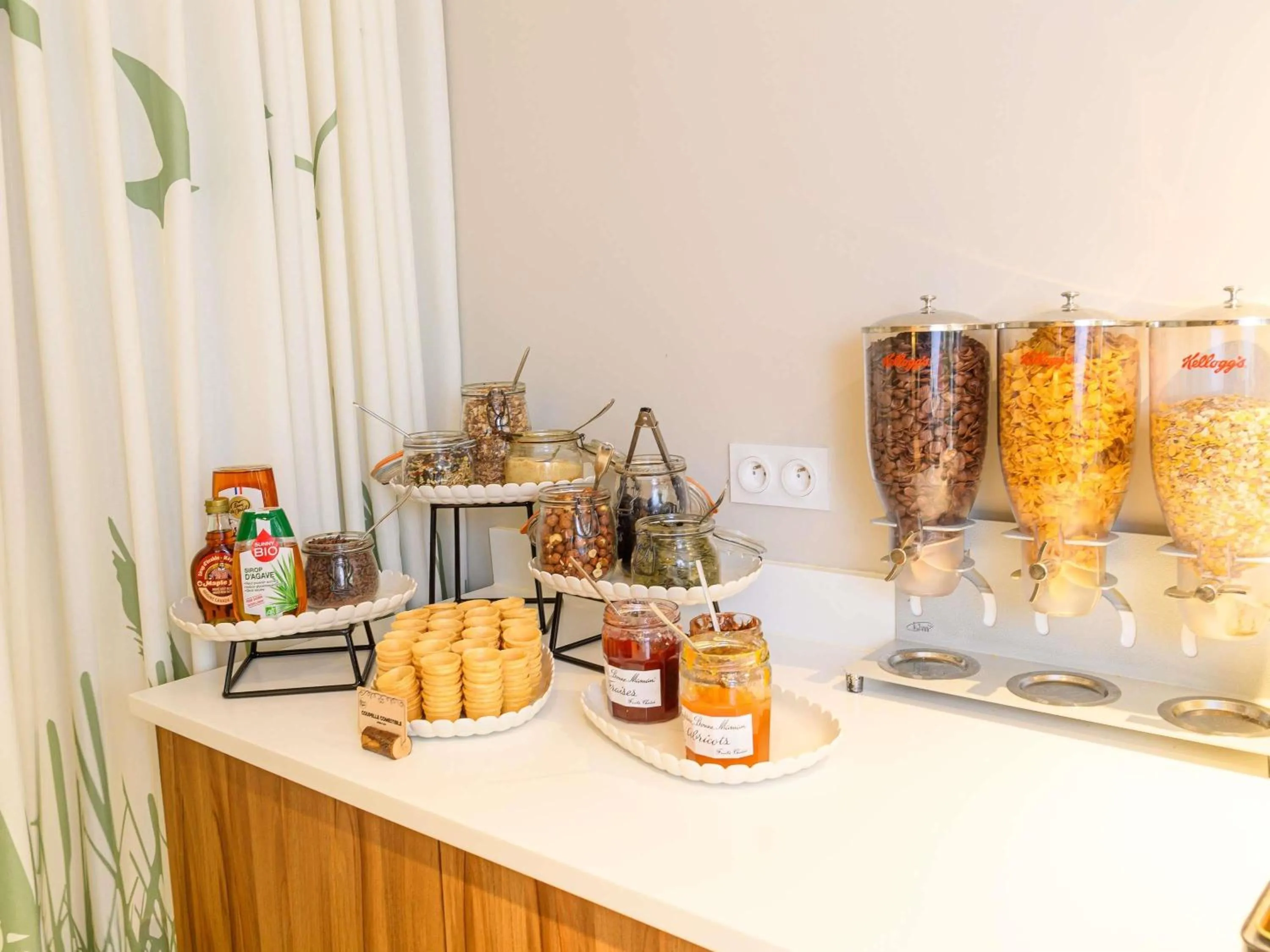 Breakfast in ibis Styles Tours Centre