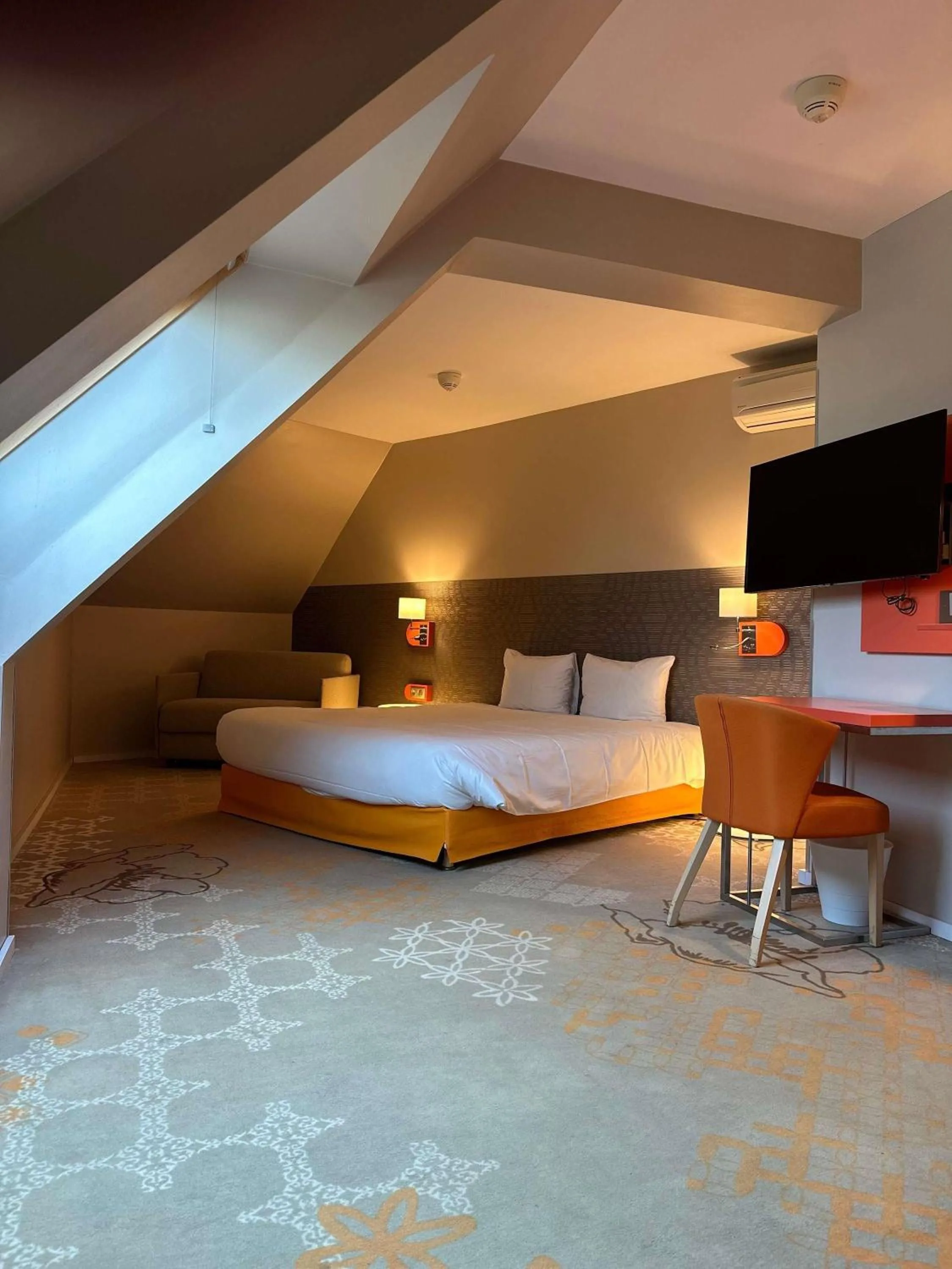 Bedroom, Bed in ibis Styles Tours Centre