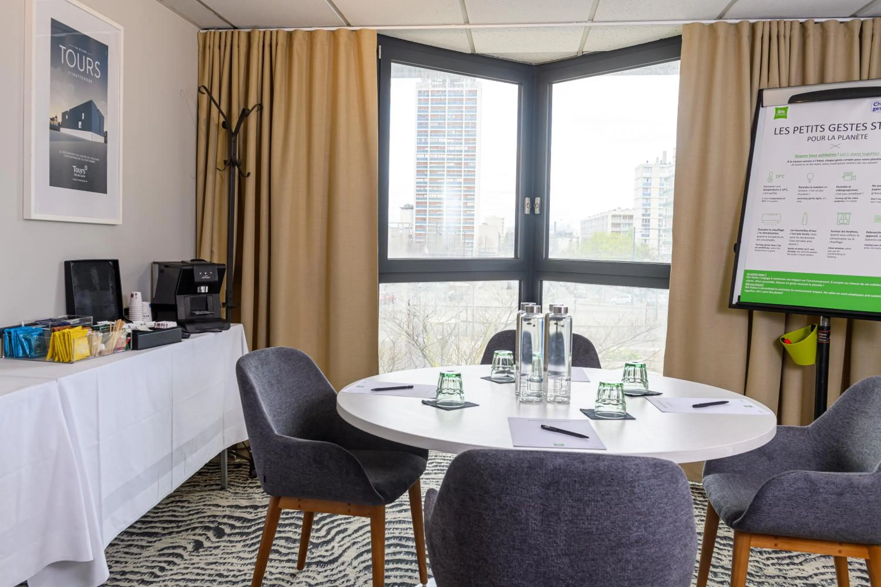 Restaurant/places to eat in ibis Styles Tours Centre