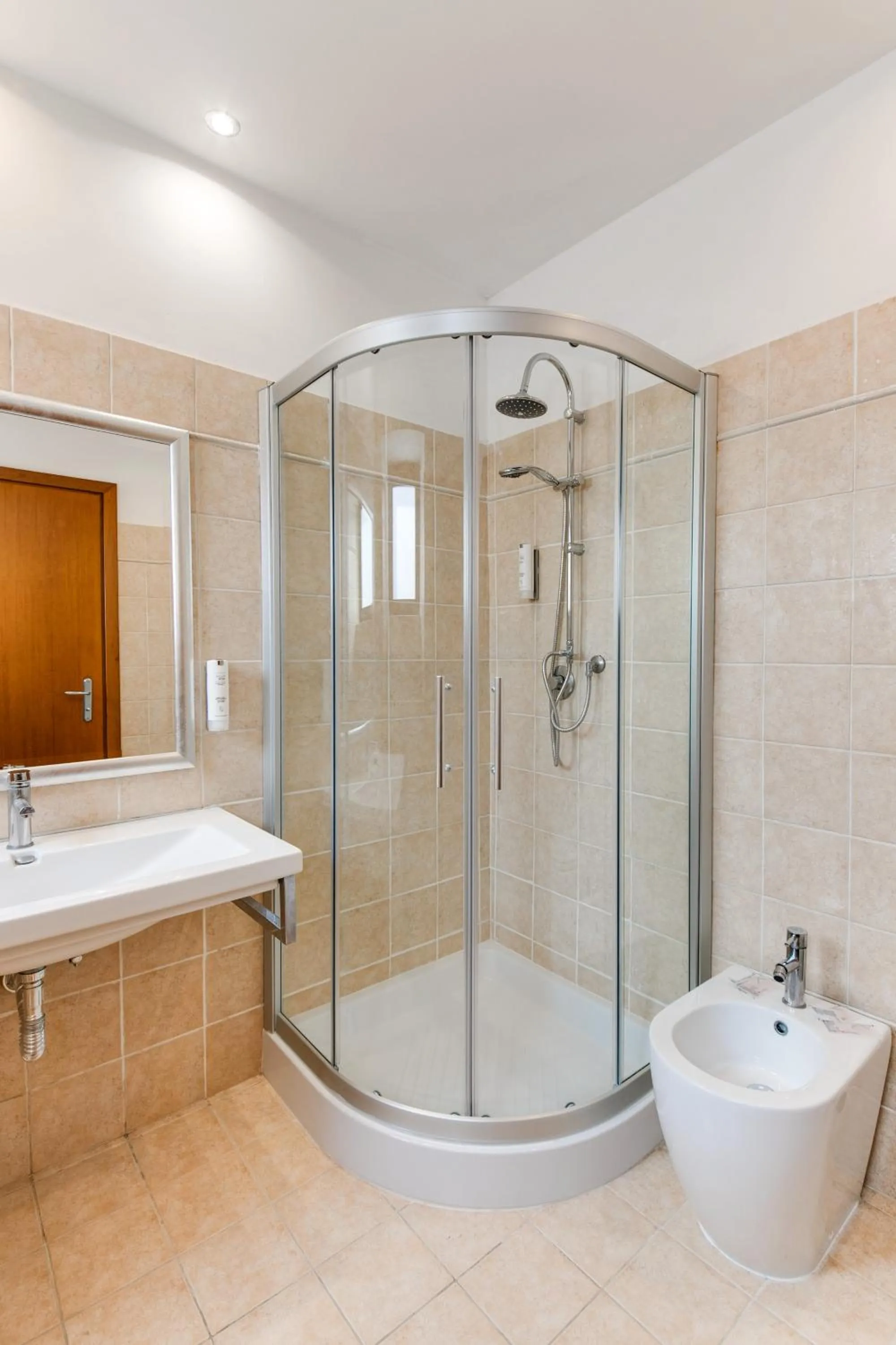 Shower in Phi Hotel Garden Area Roma Eur