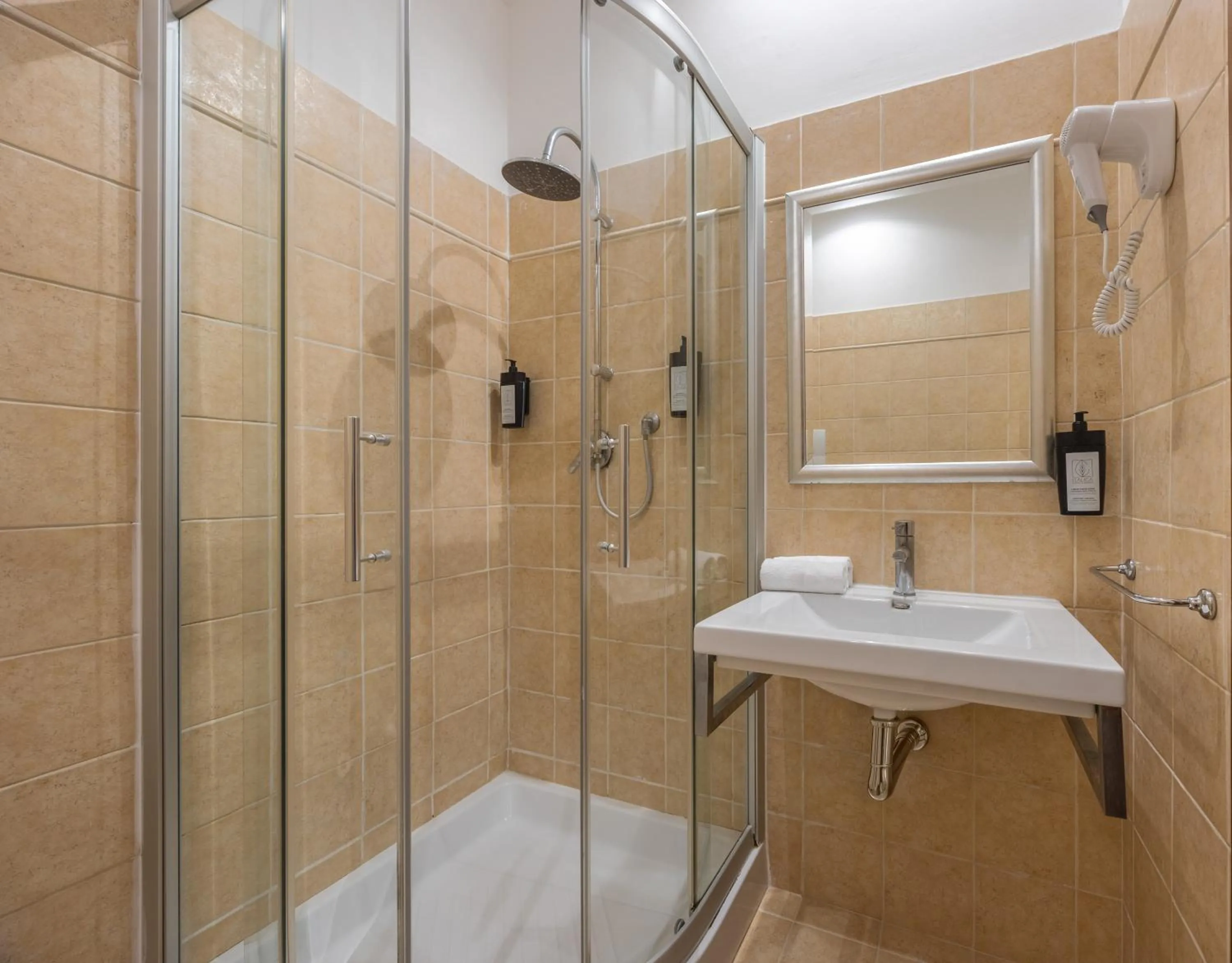 Shower in Phi Hotel Garden Area Roma Eur