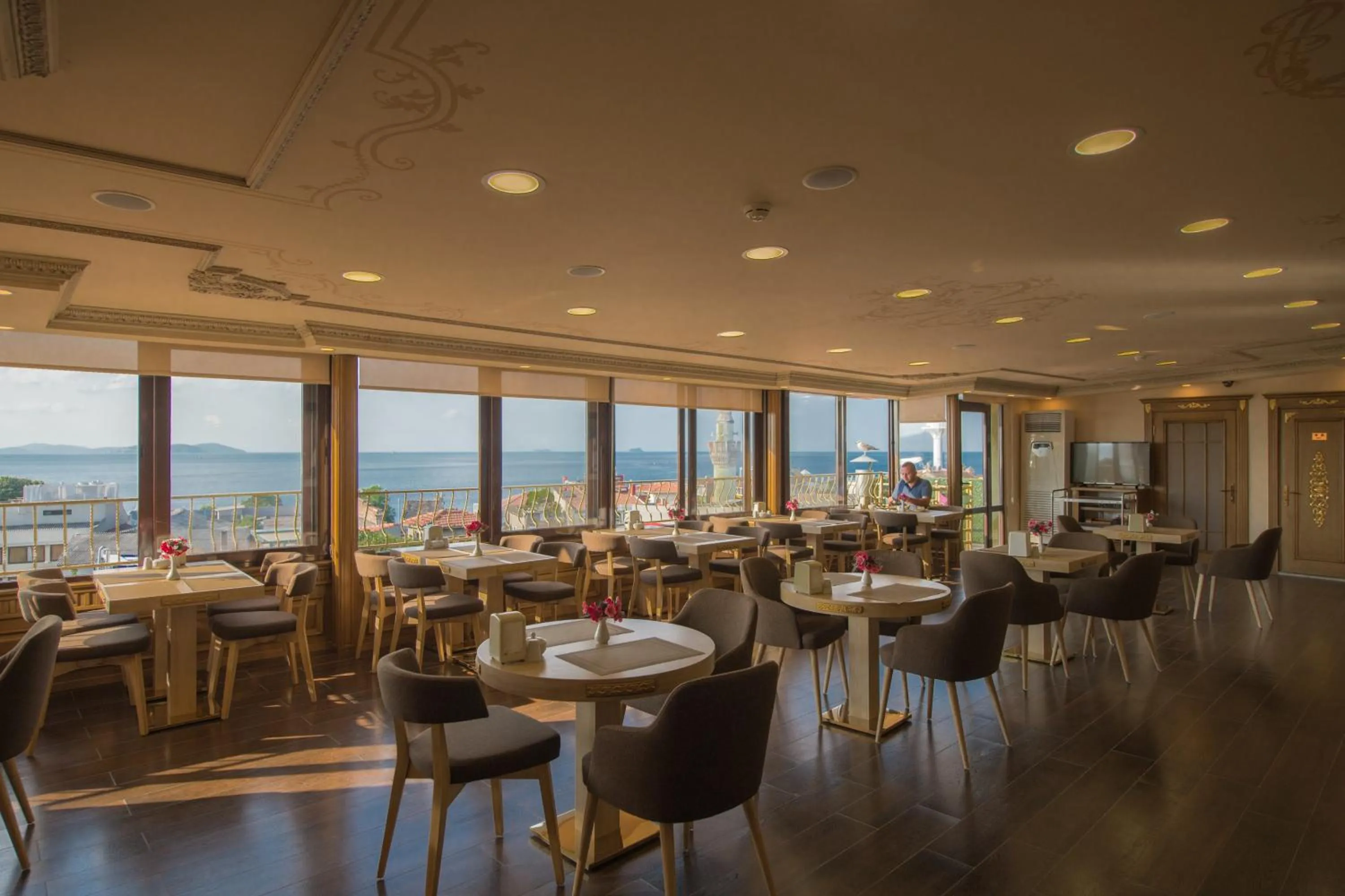 Restaurant/places to eat in Kaftan Hotel