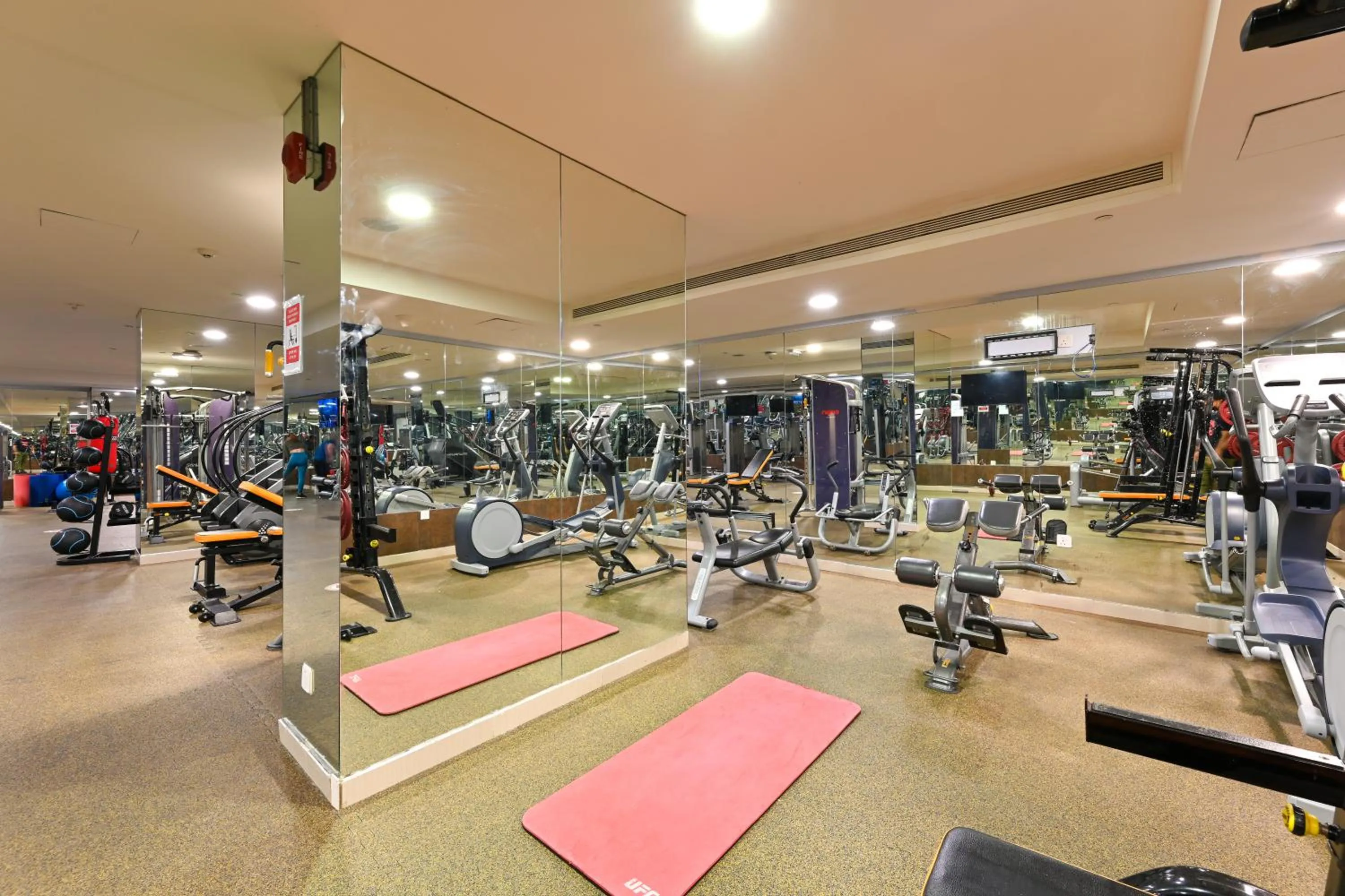 Fitness centre/facilities in Al Mansour Suites Hotel