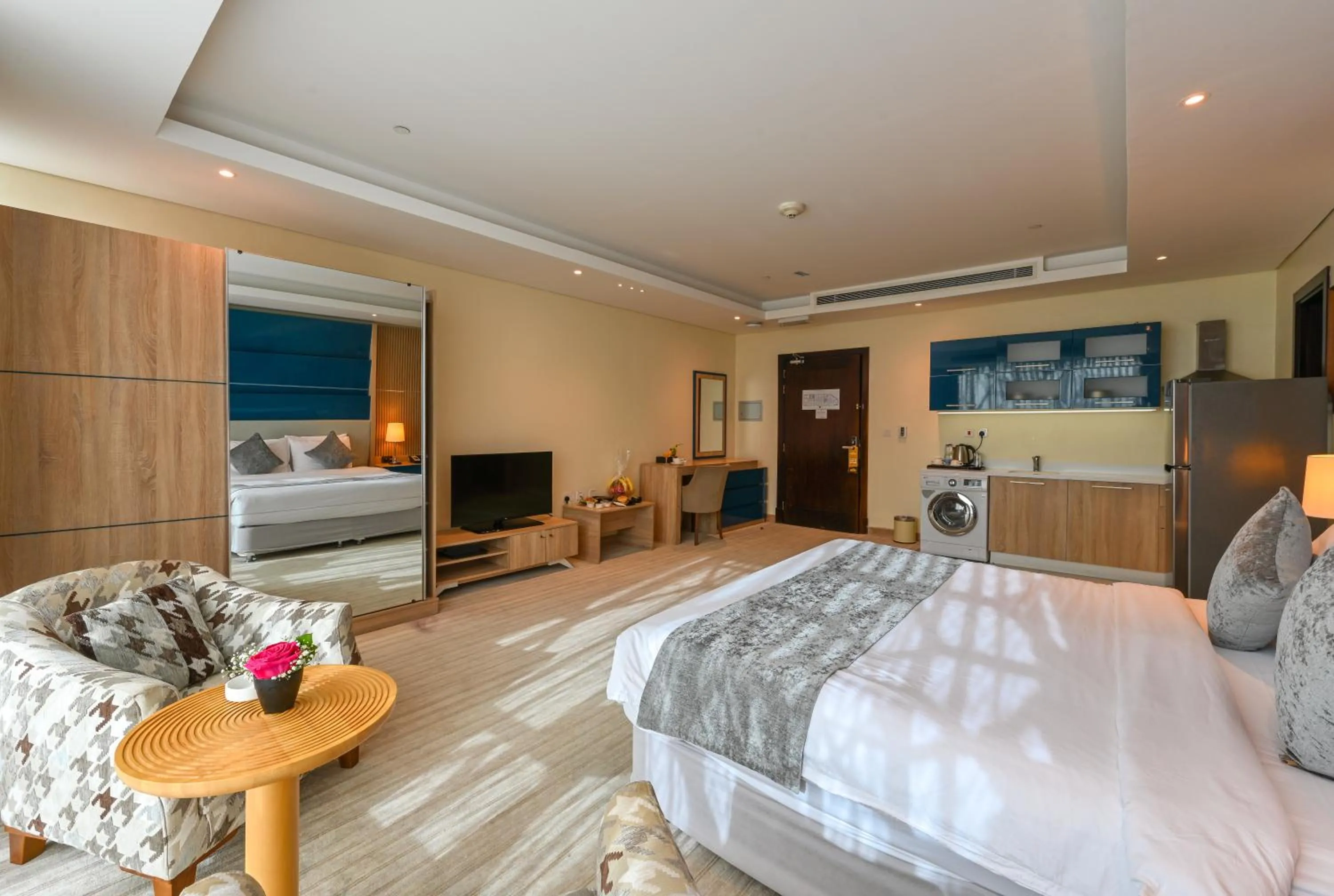 Communal lounge/ TV room, Bed in Al Mansour Suites Hotel