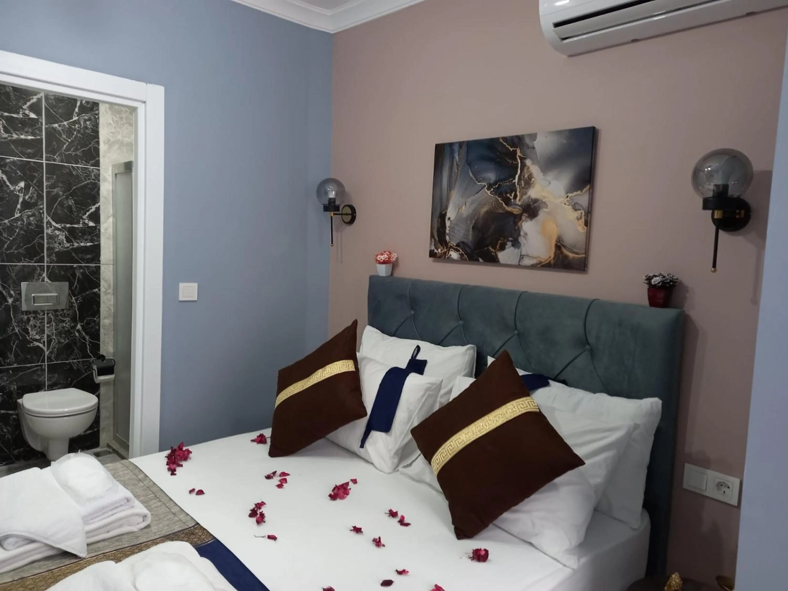 Bathroom, Bed in Emirhan Inn Hotel, Sultanahmet