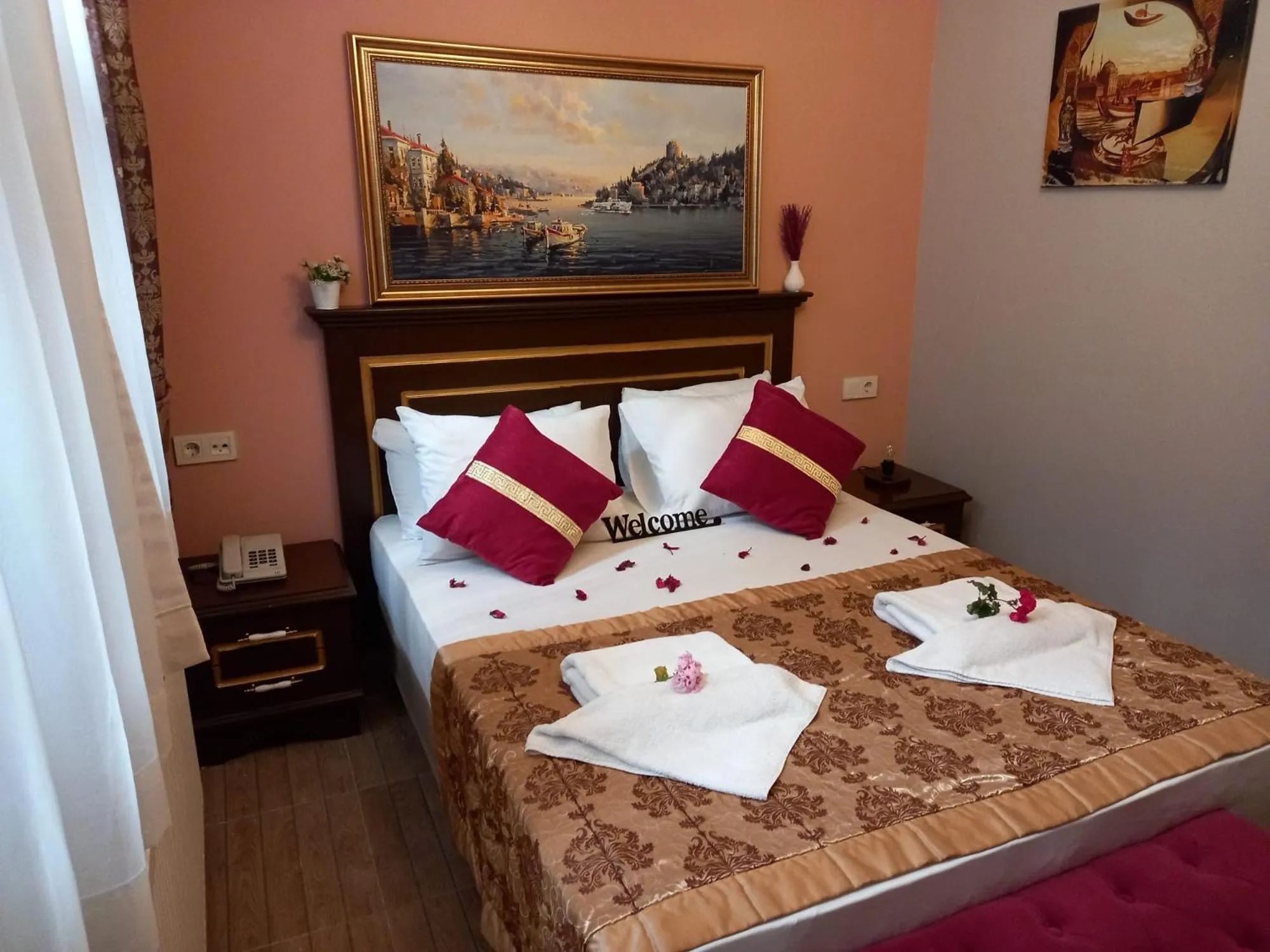Photo of the whole room, Bed in Emirhan Inn Hotel, Sultanahmet