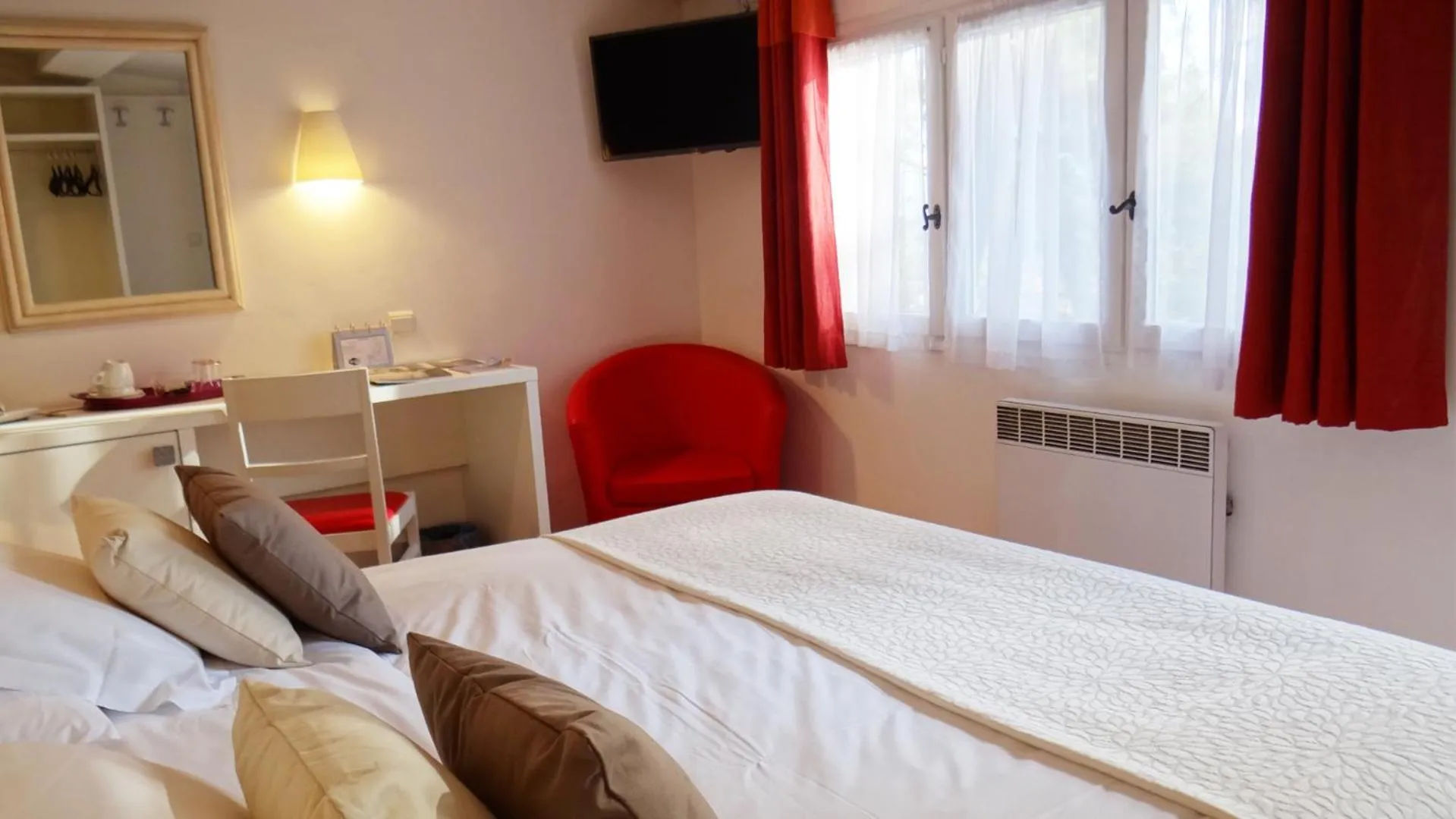 Coffee/tea facilities, Bed in Hôtel Le Mas des Ecureuils