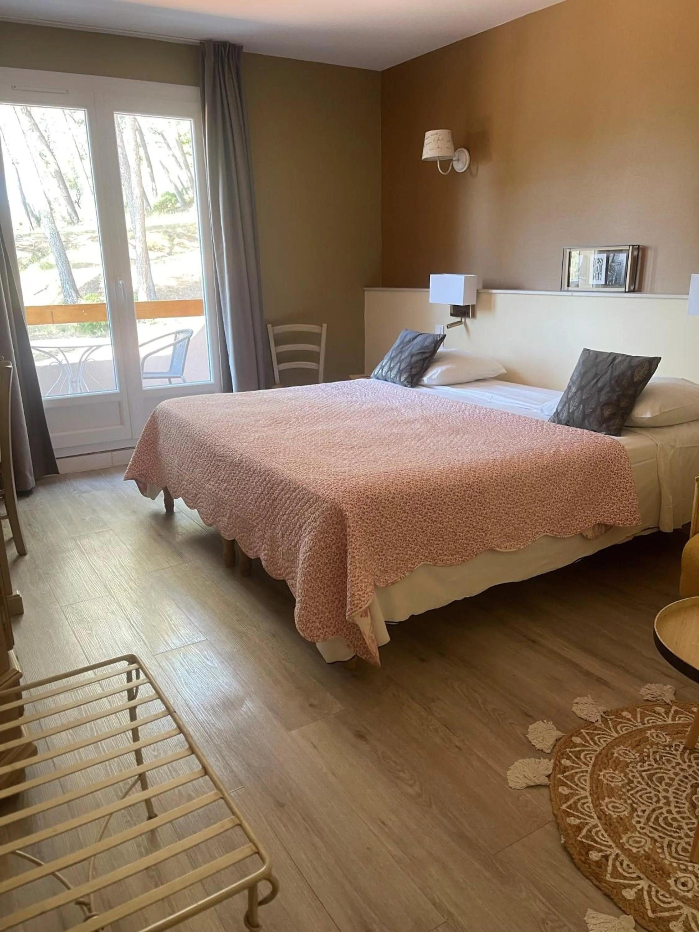 Bed in Hôtel Le Mas des Ecureuils