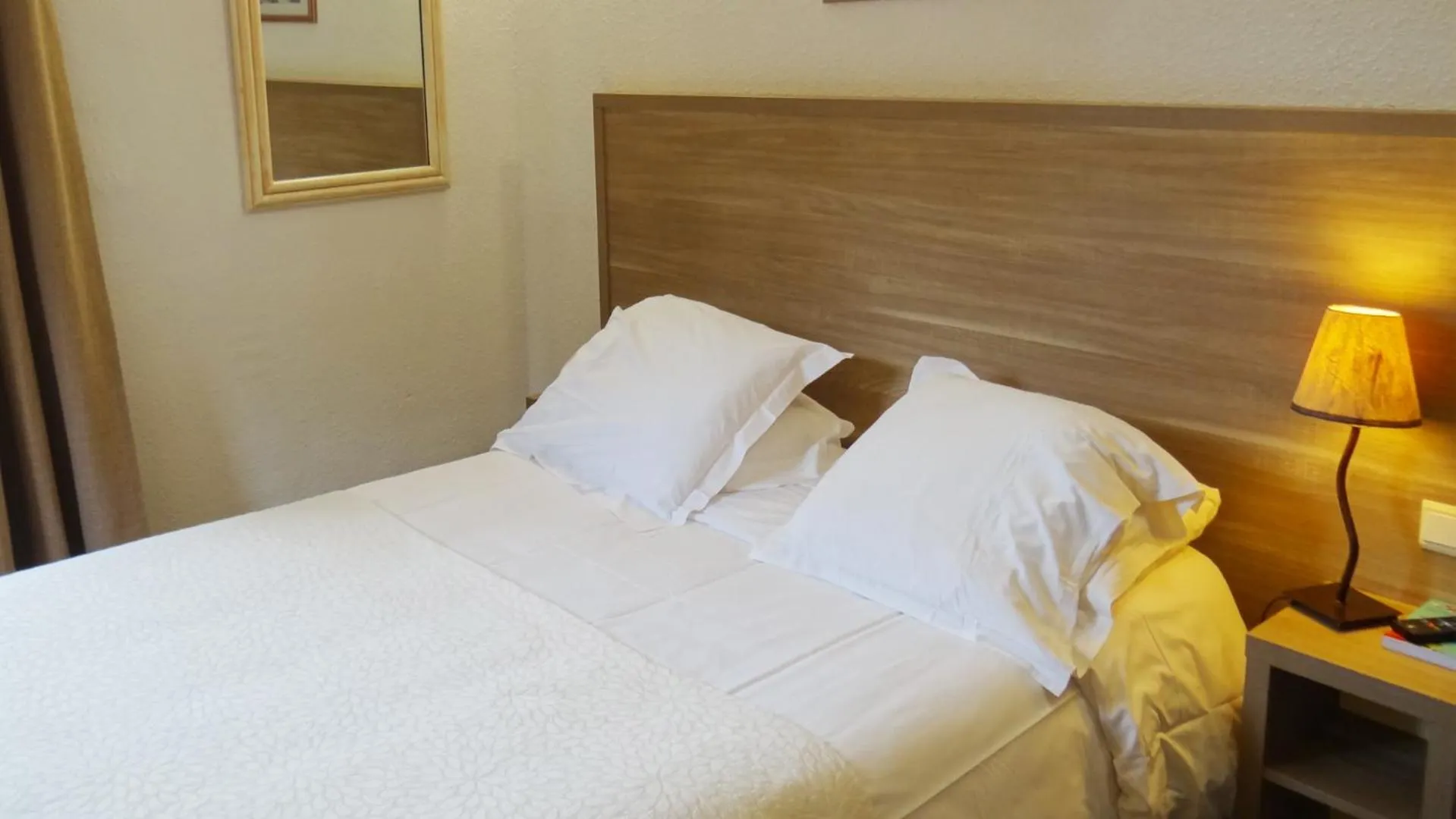 Bed in Hôtel Le Mas des Ecureuils