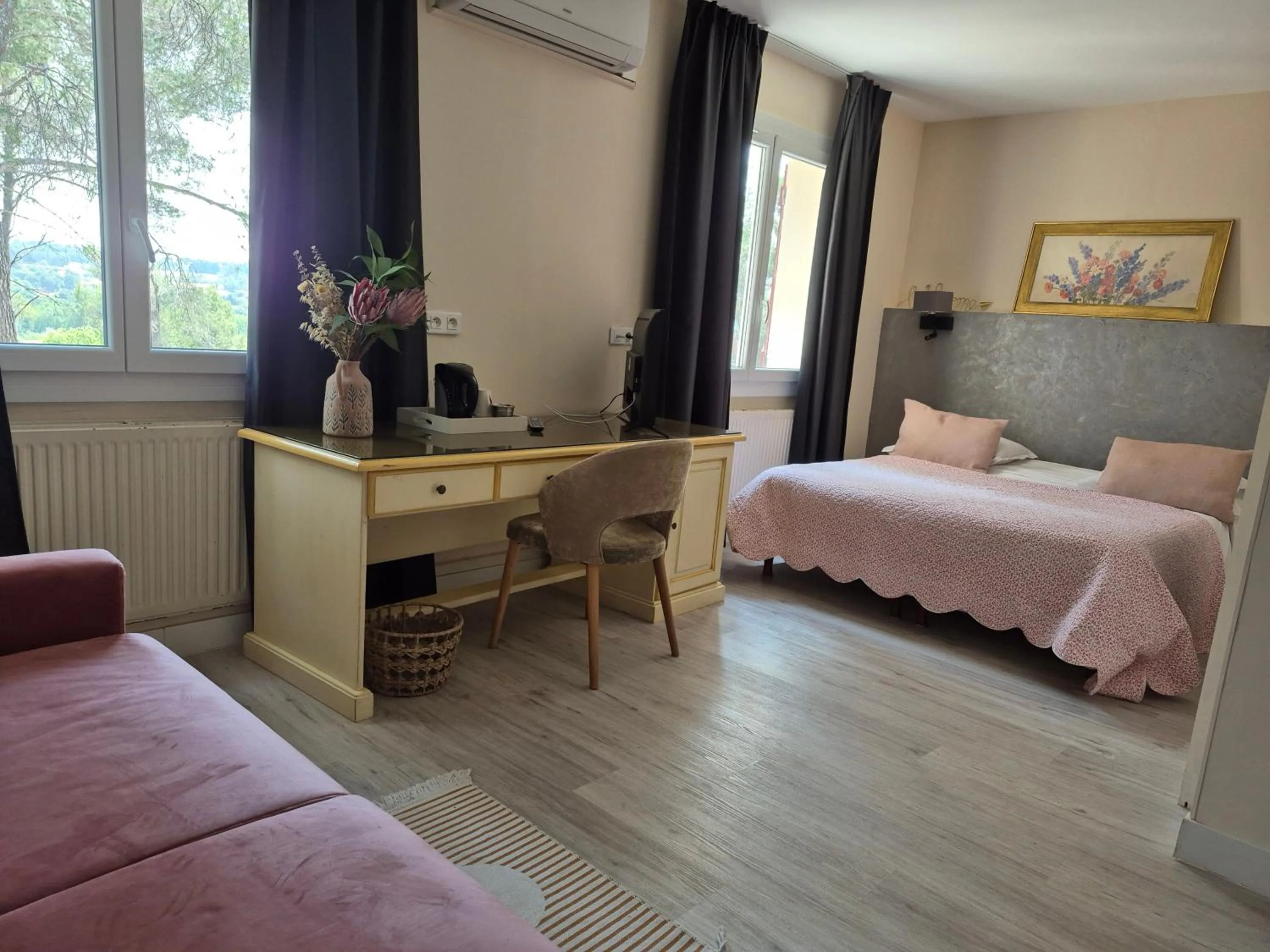 Bed in Hôtel Le Mas des Ecureuils