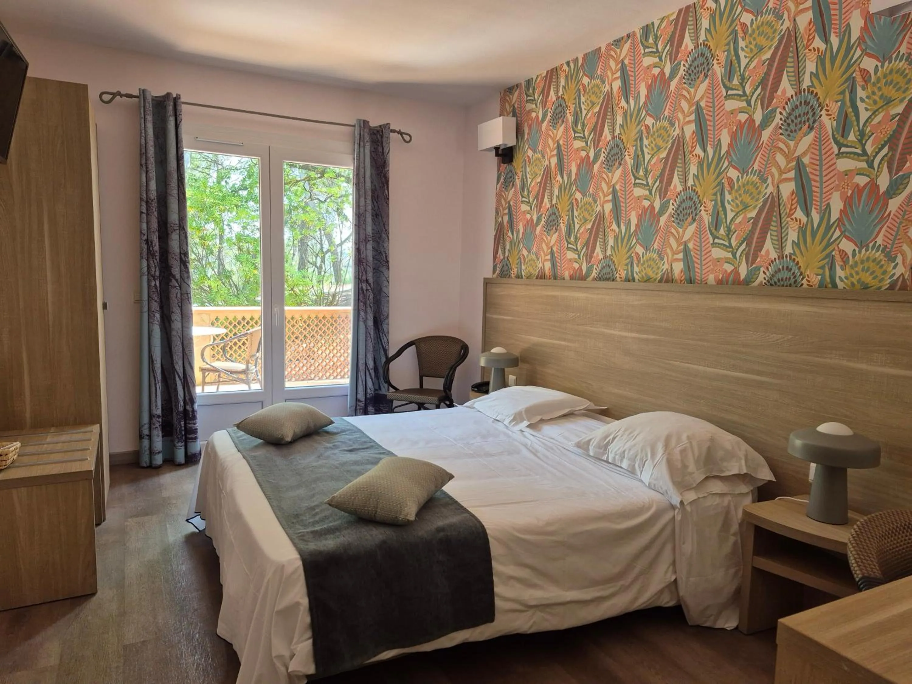 Bed in Hôtel Le Mas des Ecureuils