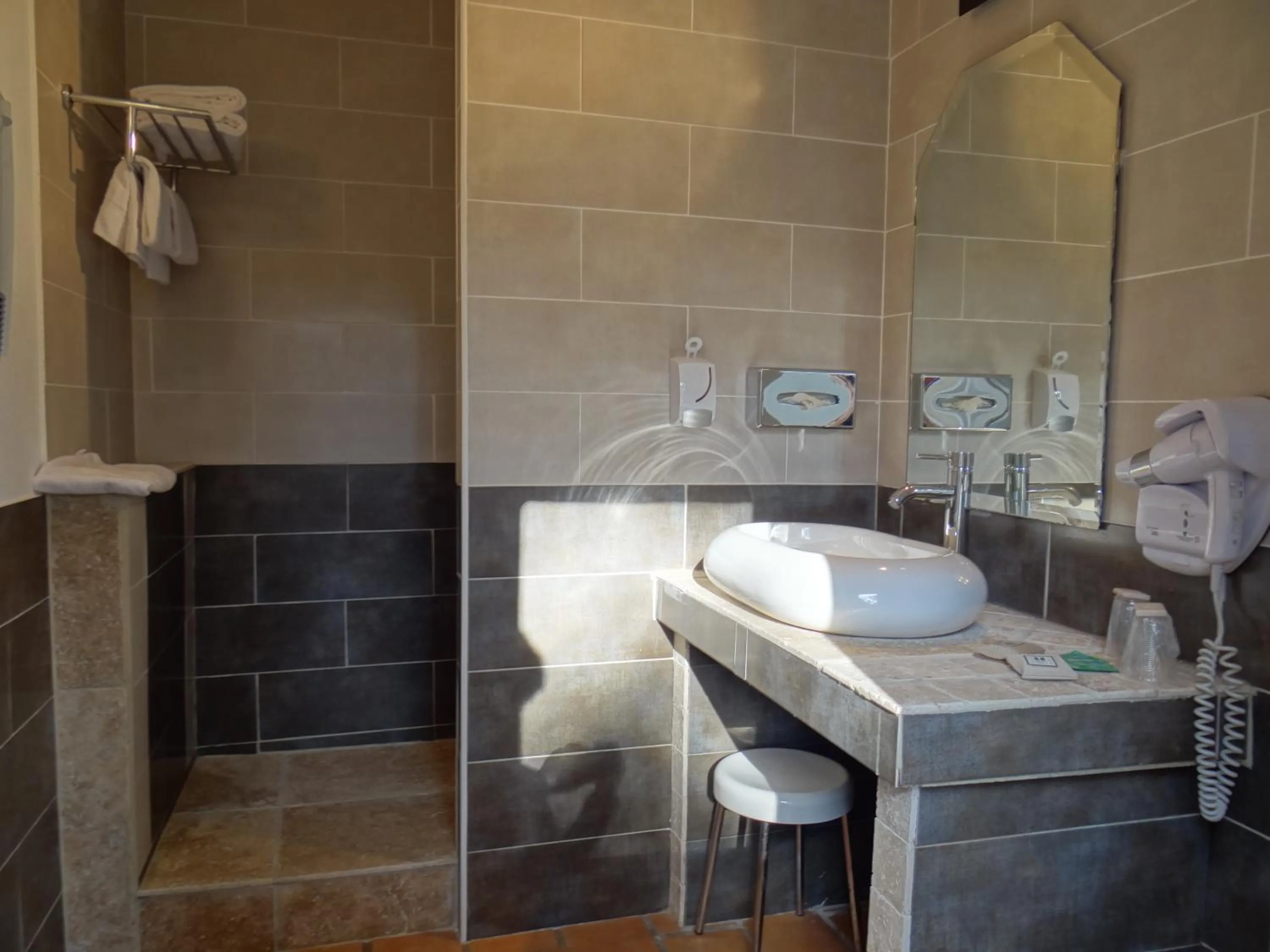 Shower in Hôtel Le Mas des Ecureuils