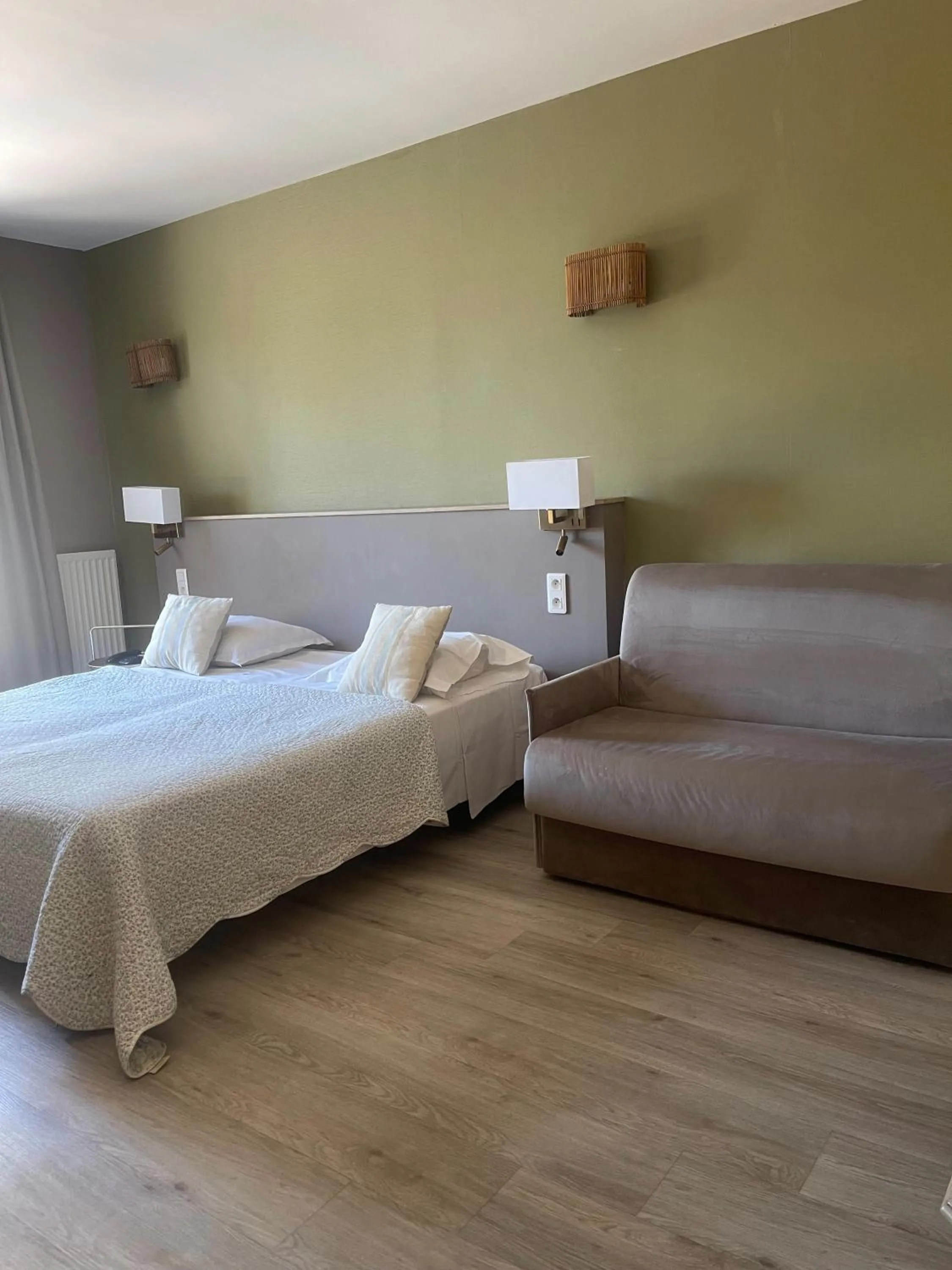 Bed in Hôtel Le Mas des Ecureuils