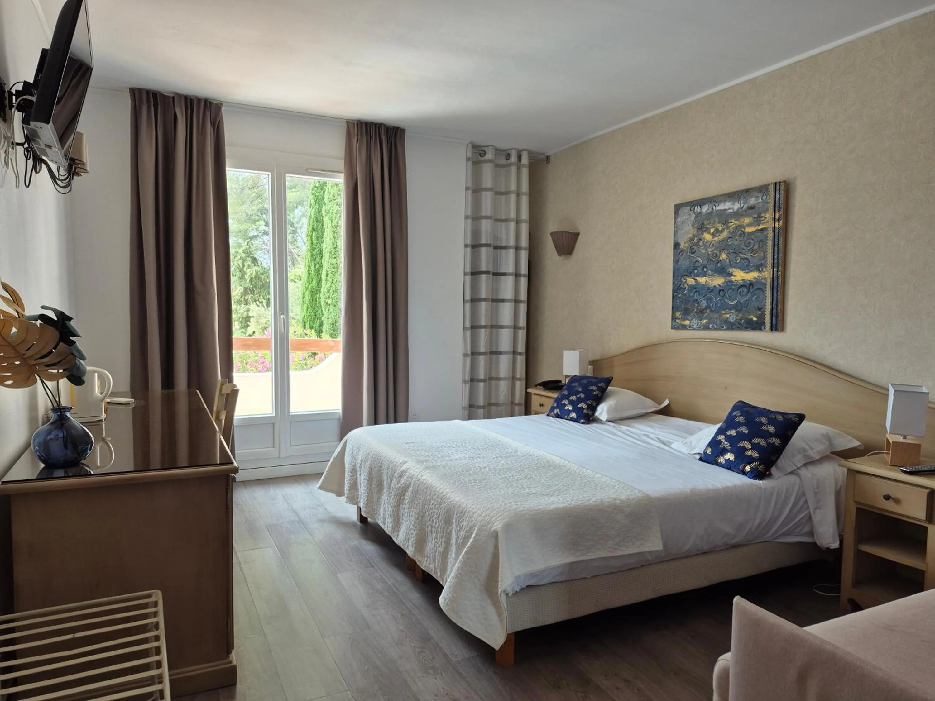 Bed in Hôtel Le Mas des Ecureuils