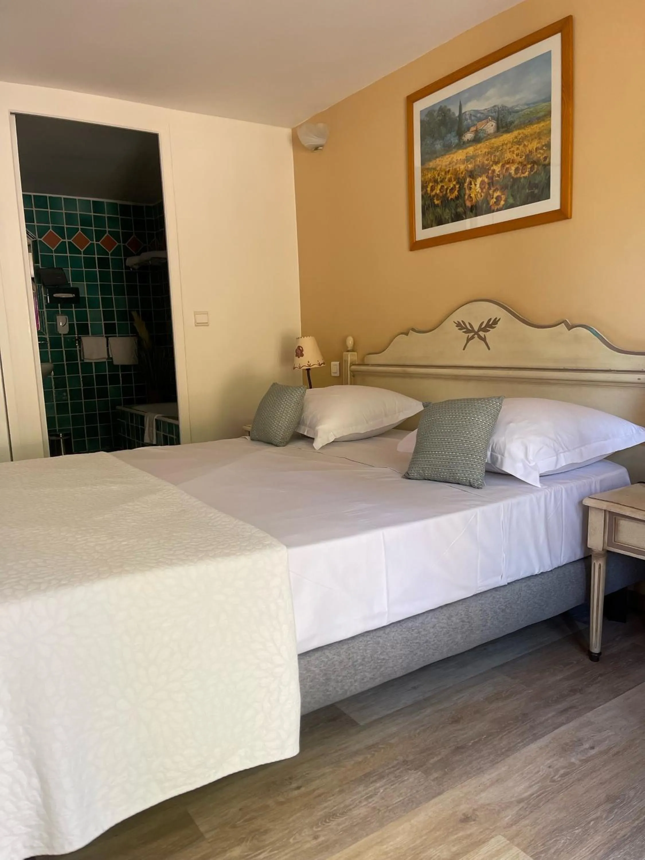 Bed in Hôtel Le Mas des Ecureuils