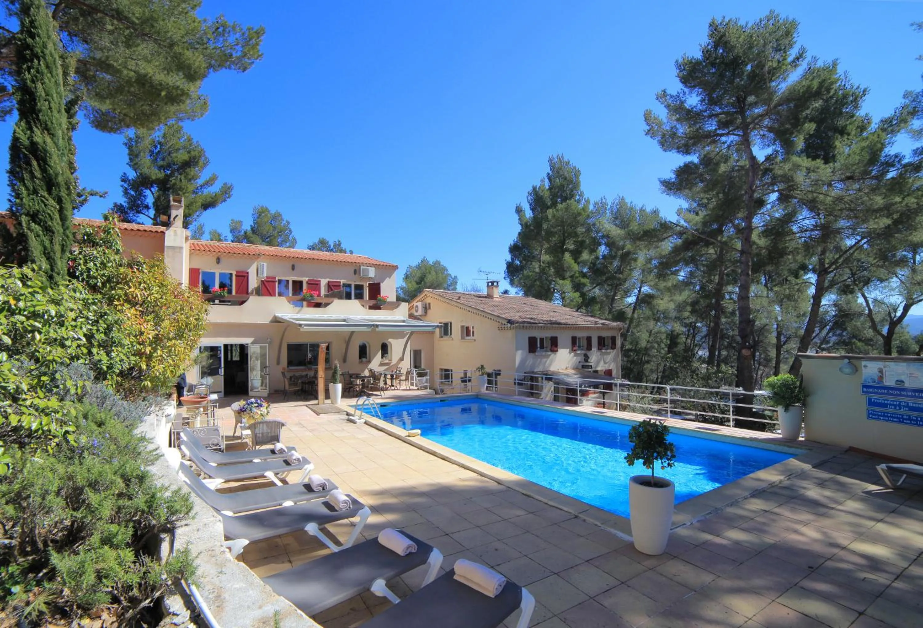 Facade/entrance in Hôtel Le Mas des Ecureuils