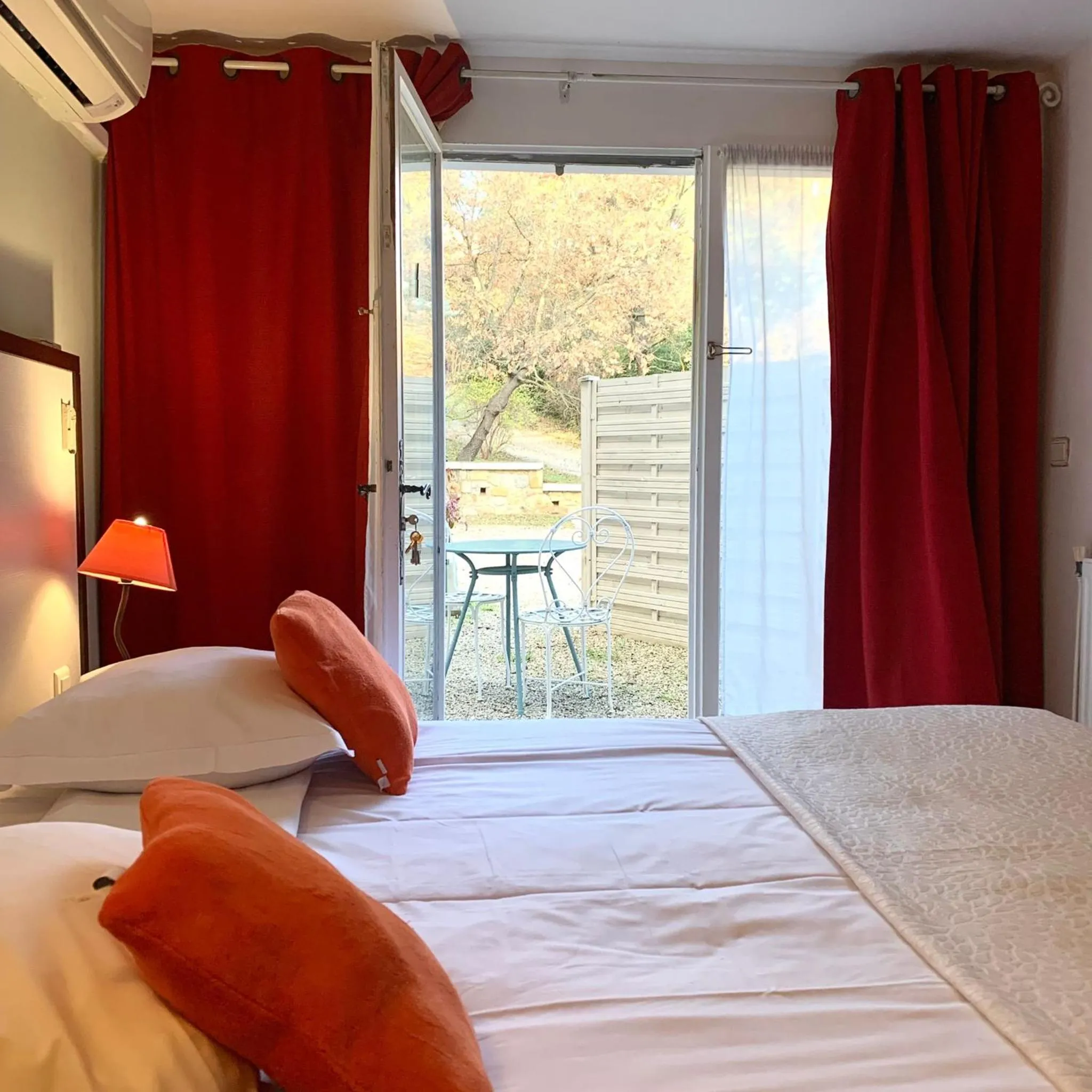 Bed in Hôtel Le Mas des Ecureuils