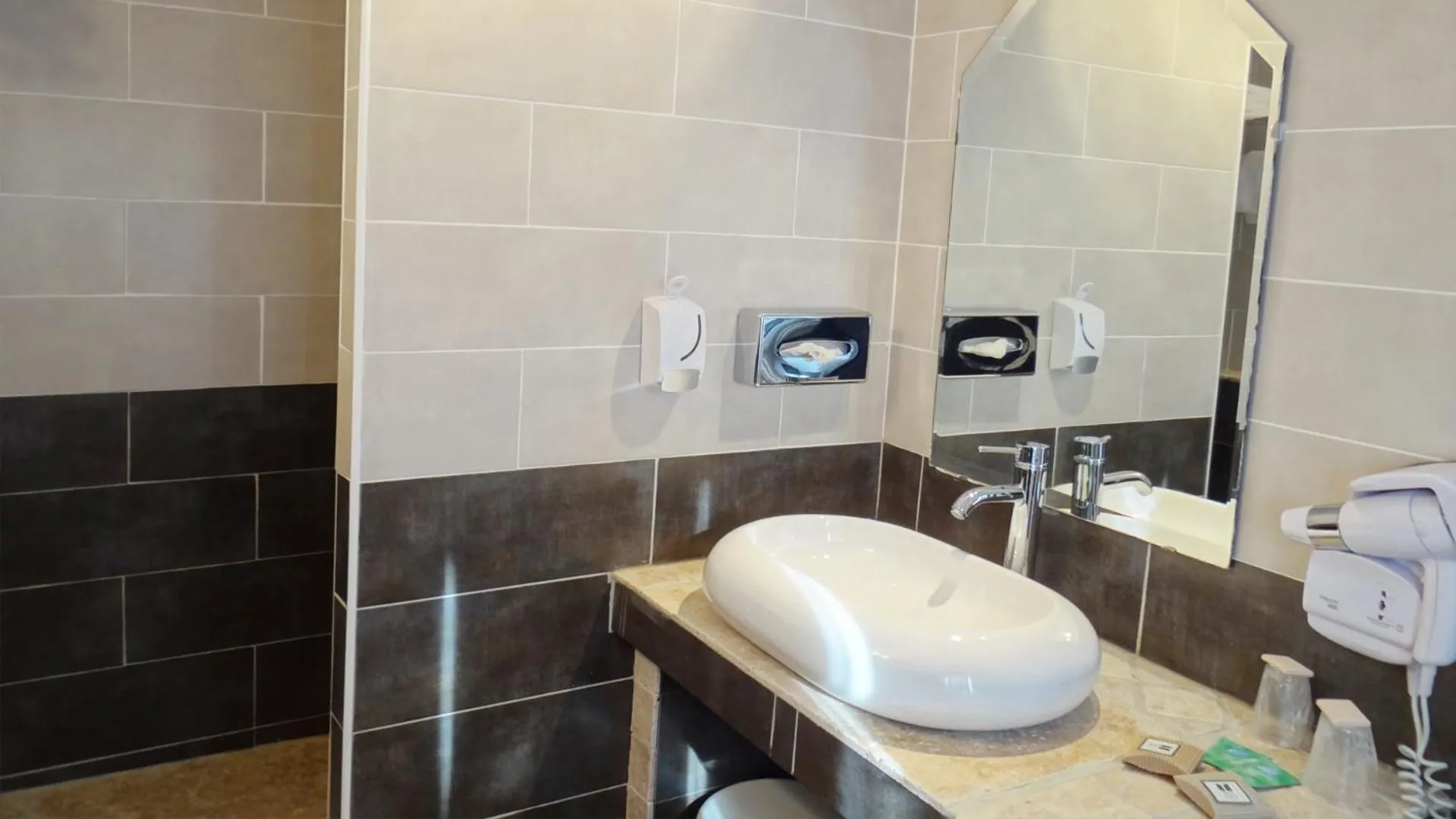 Shower in Hôtel Le Mas des Ecureuils