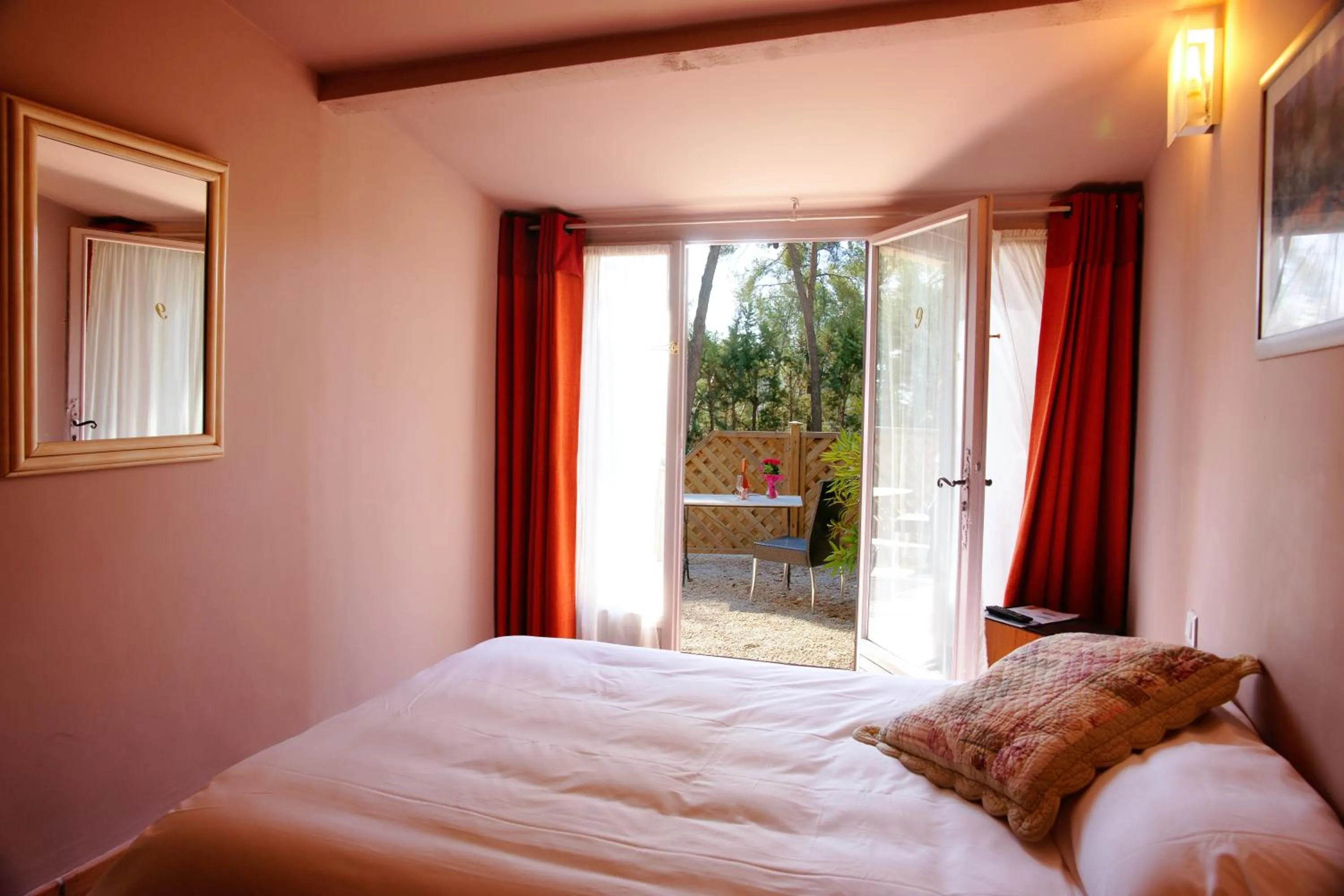 Bed in Hôtel Le Mas des Ecureuils