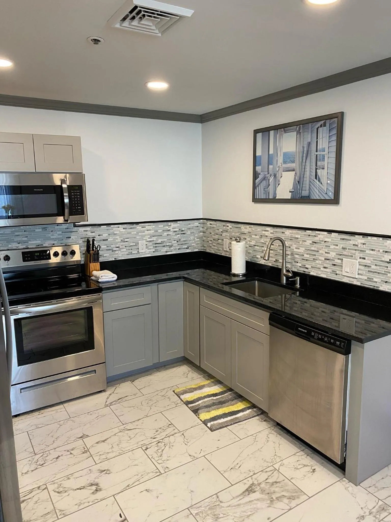 Kitchen or kitchenette in Irish American INN