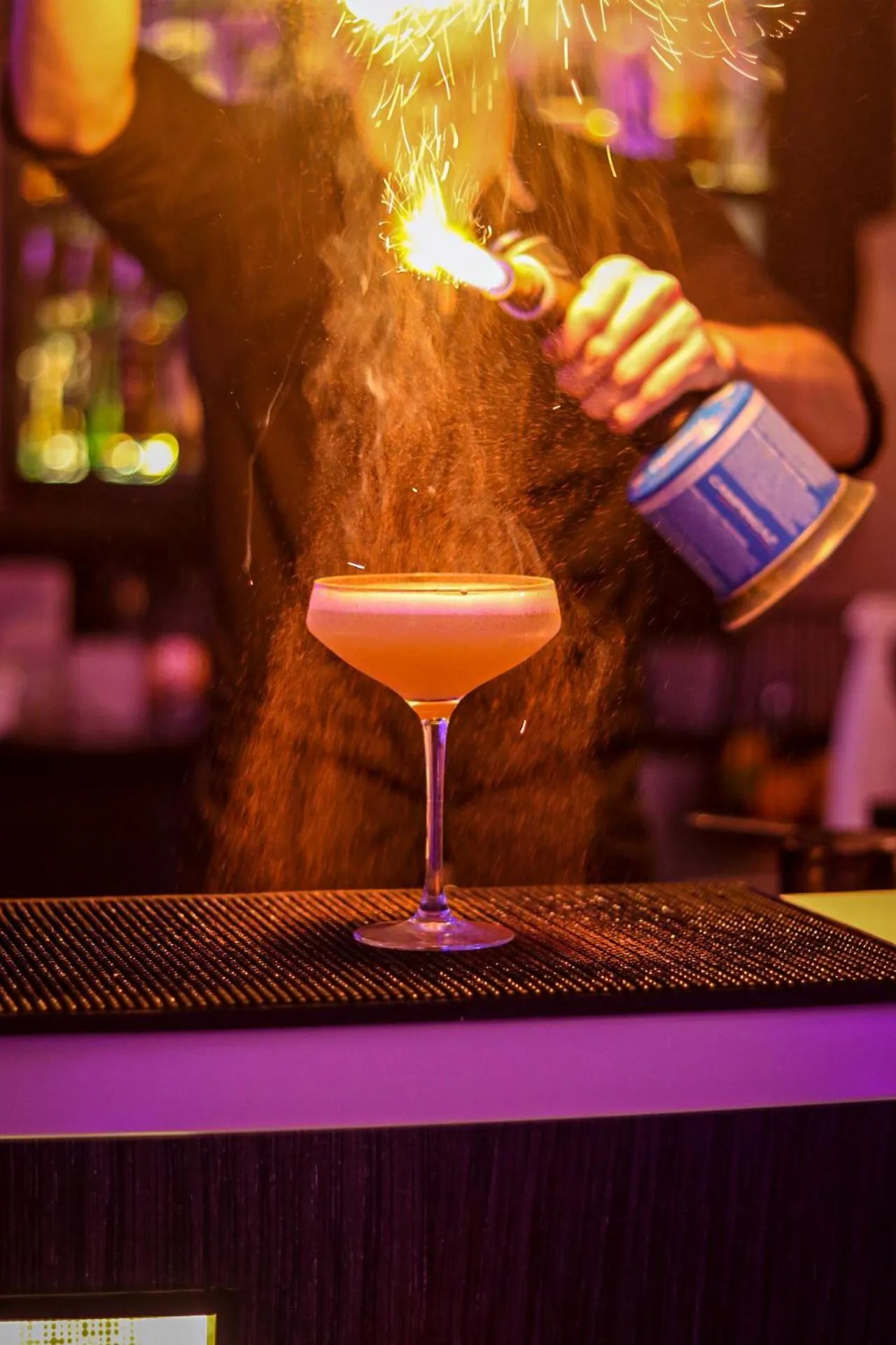 Lounge or bar in Hôtel Aux Vieux Remparts, The Originals Relais