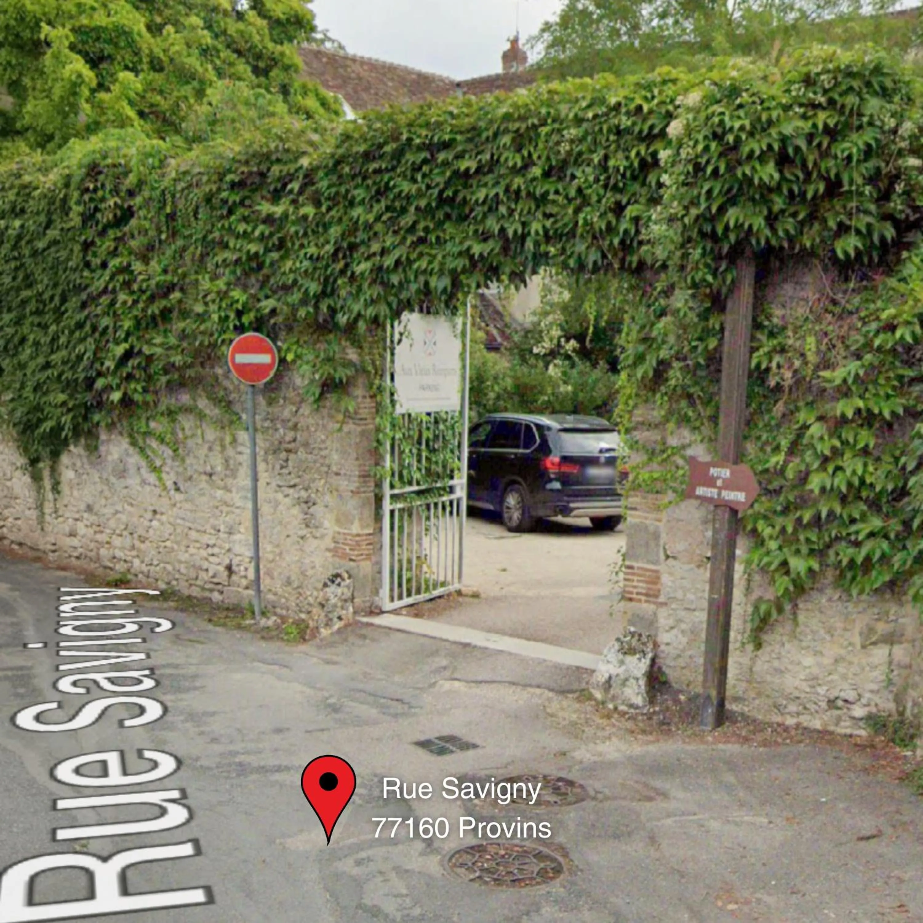 Neighbourhood in Hôtel Aux Vieux Remparts, The Originals Relais