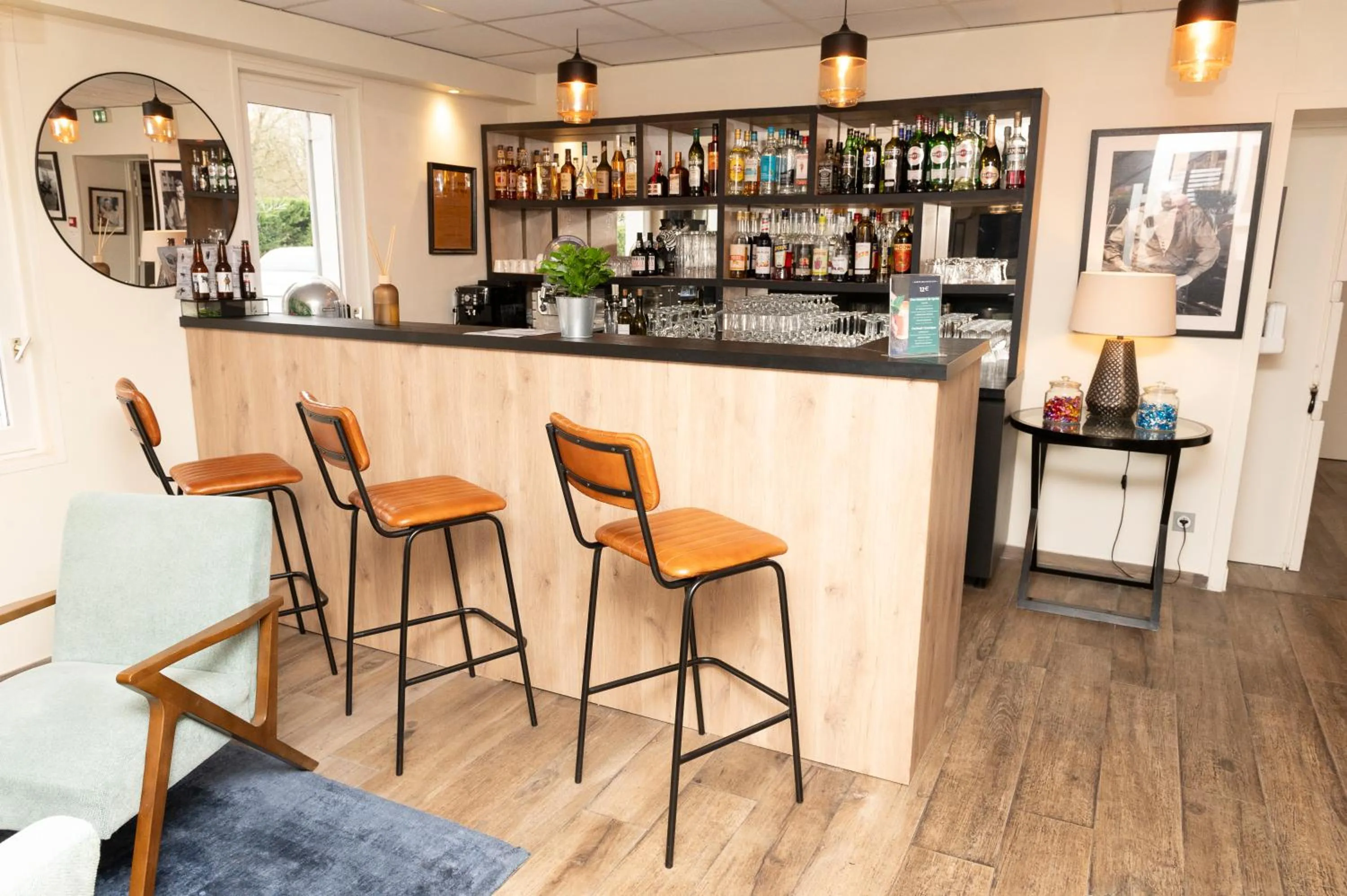 Lounge or bar in Hotel Acadie Orly Morangis