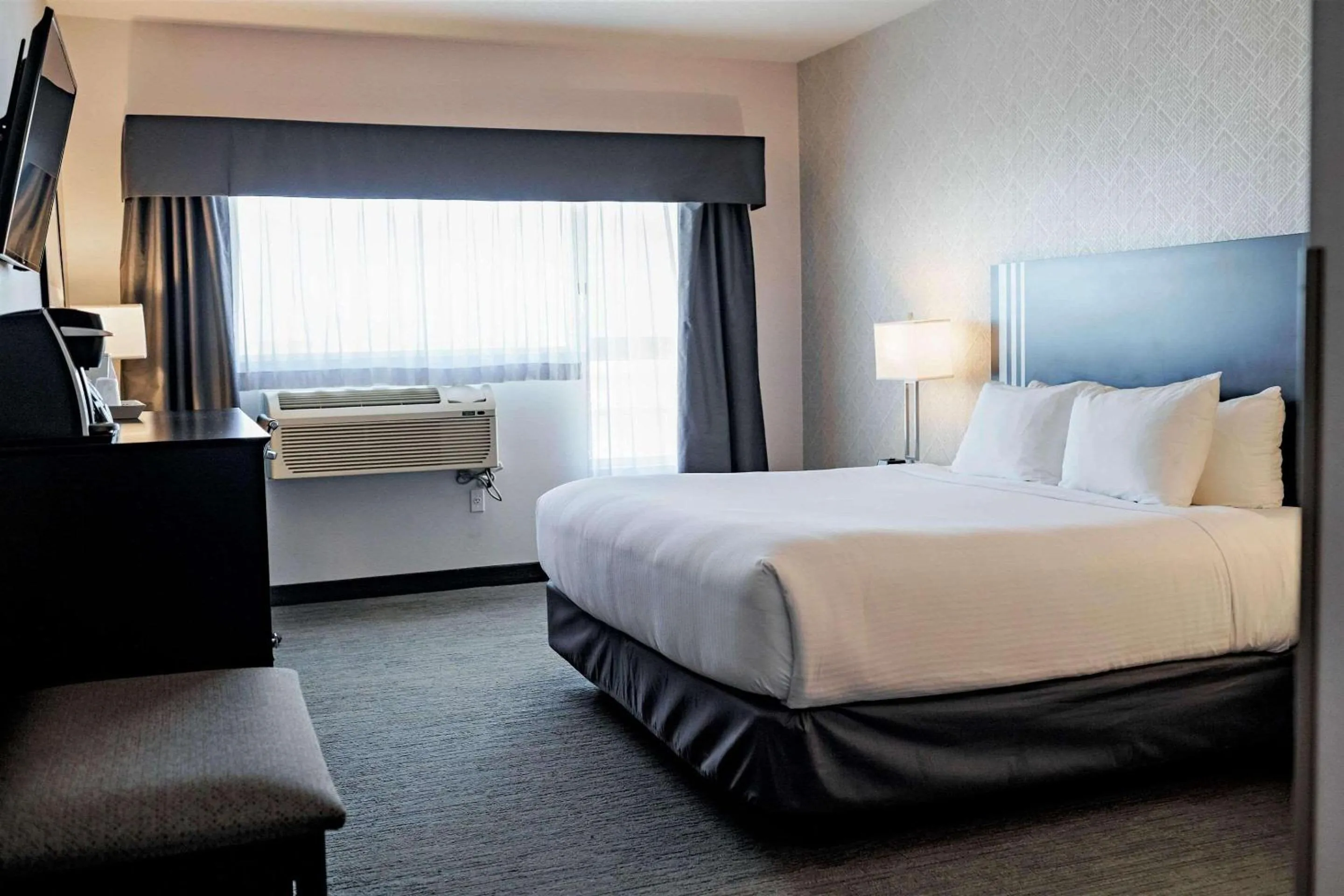 Bedroom, Bed in Park Inn by Radisson Edmonton Airport