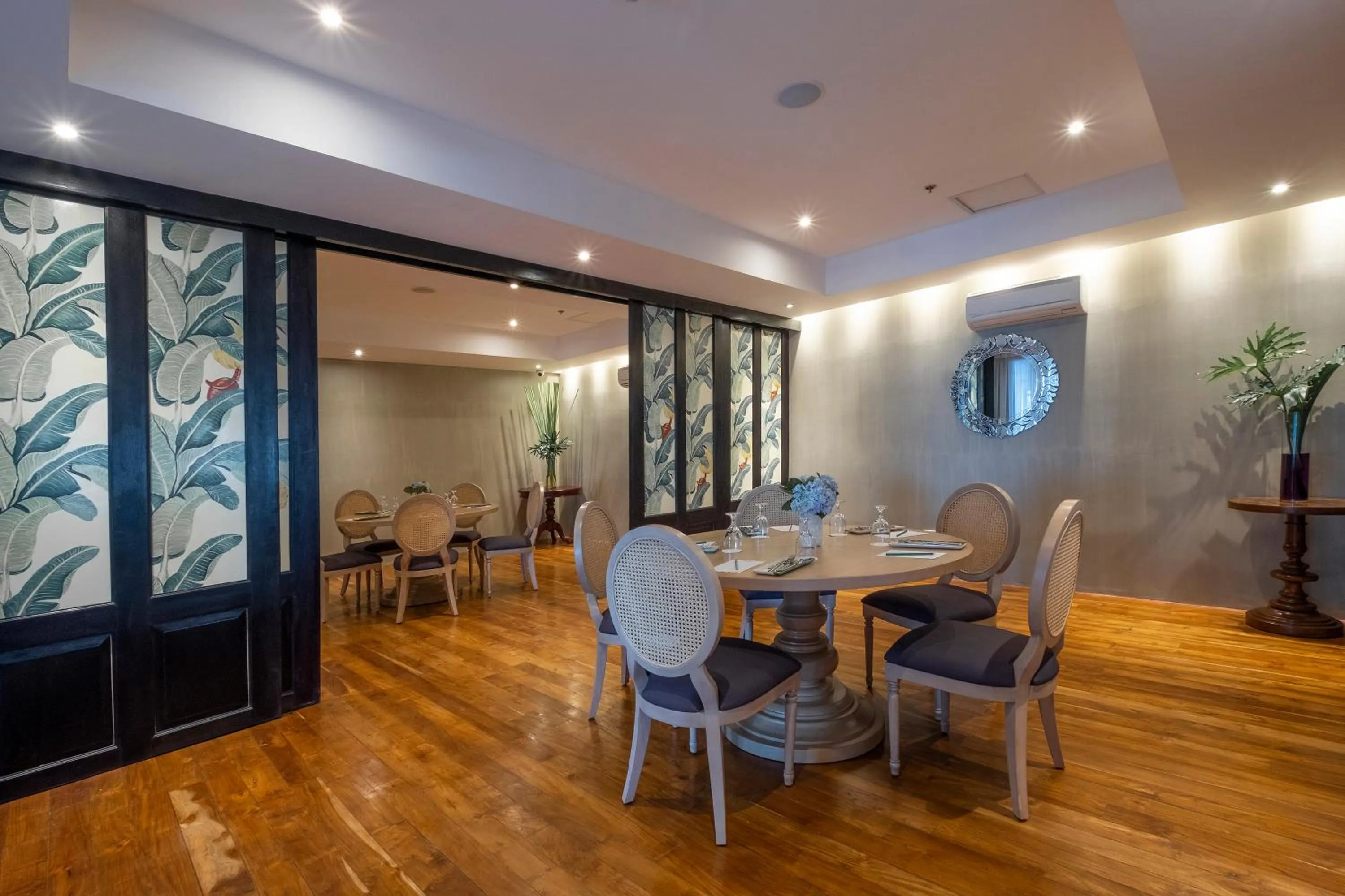 Restaurant/places to eat in Maayo Hotel